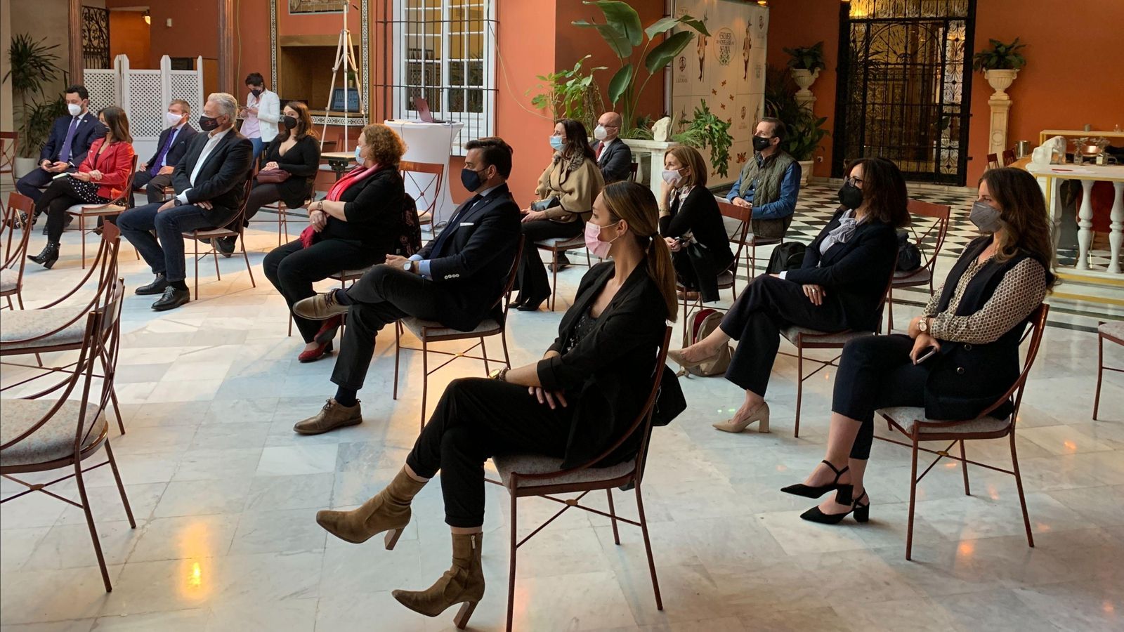 Asistentes al evento en la Taberna del Alabardero.