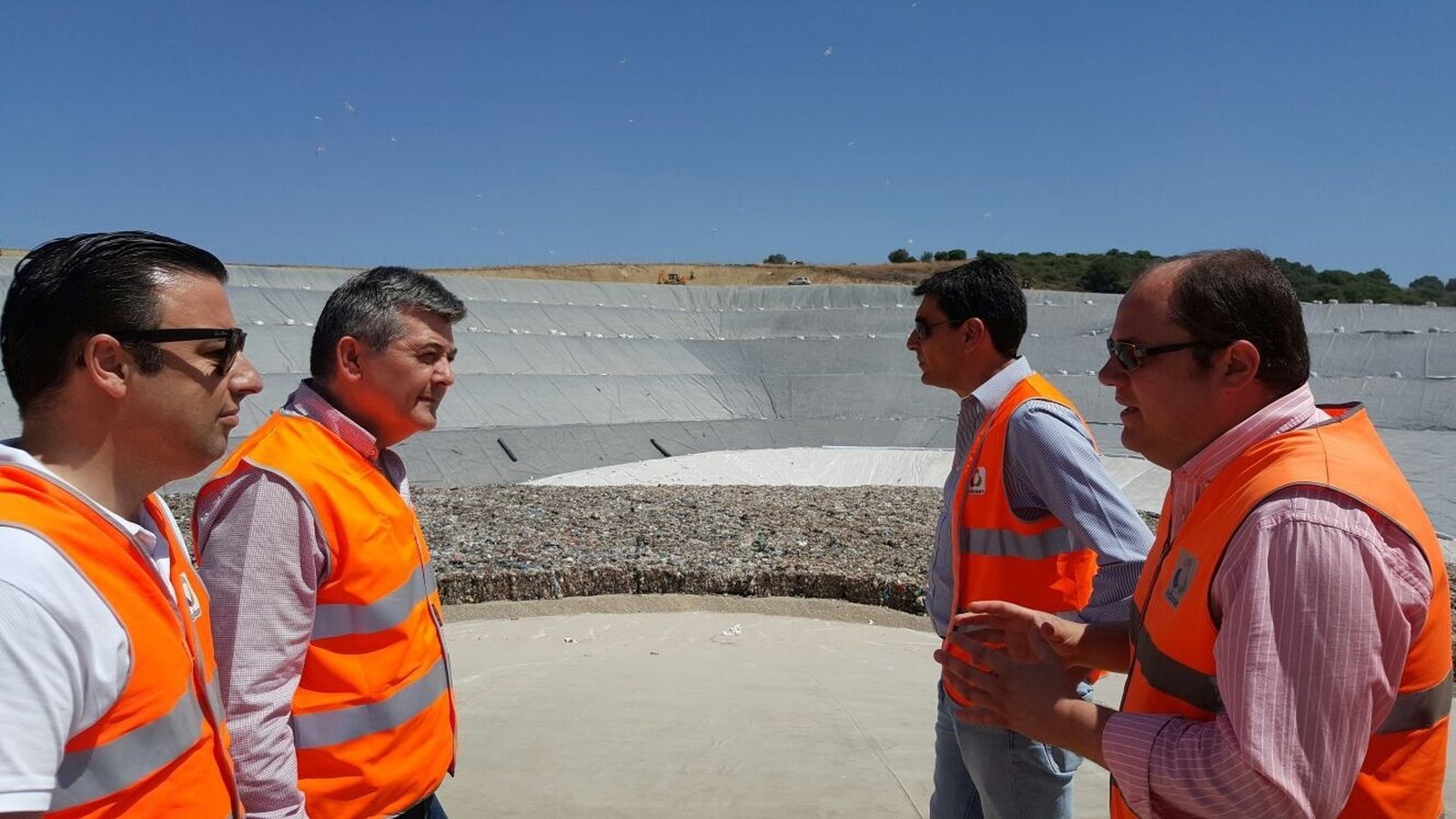 Gil, Fernández, Alcántara y un técnico de Urbaser, ayer en el vertedero.