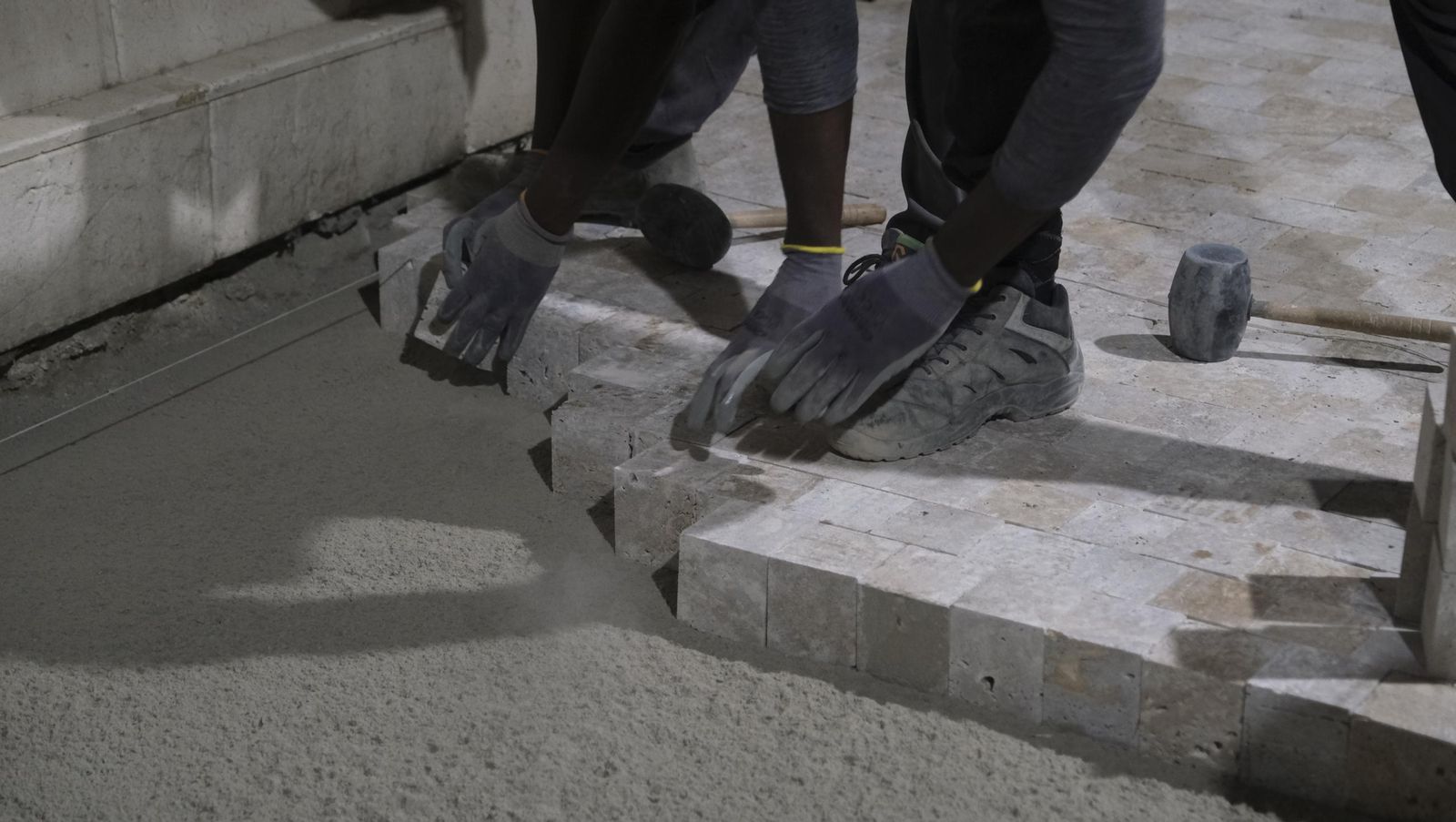 Las obras de peatonalización del Paseo de Almería entran en el turno de noche, en imágenes