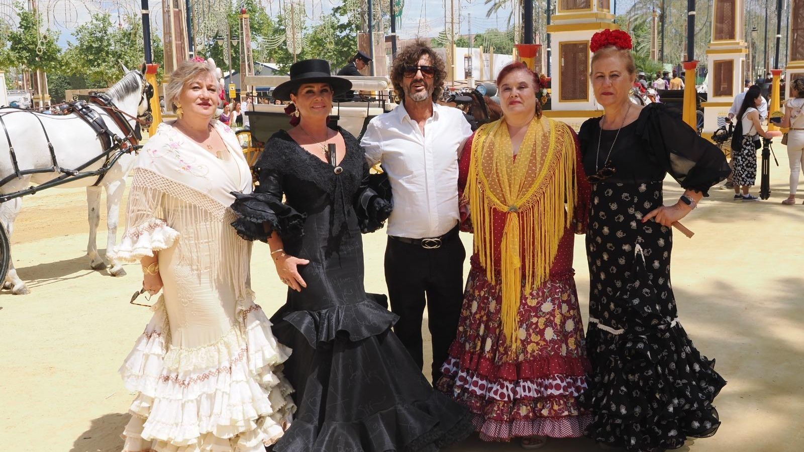 Caroline Coles y Willie Márquez, junto a las modistas que han elaborado el traje, Pepa, Machuli y Mari.