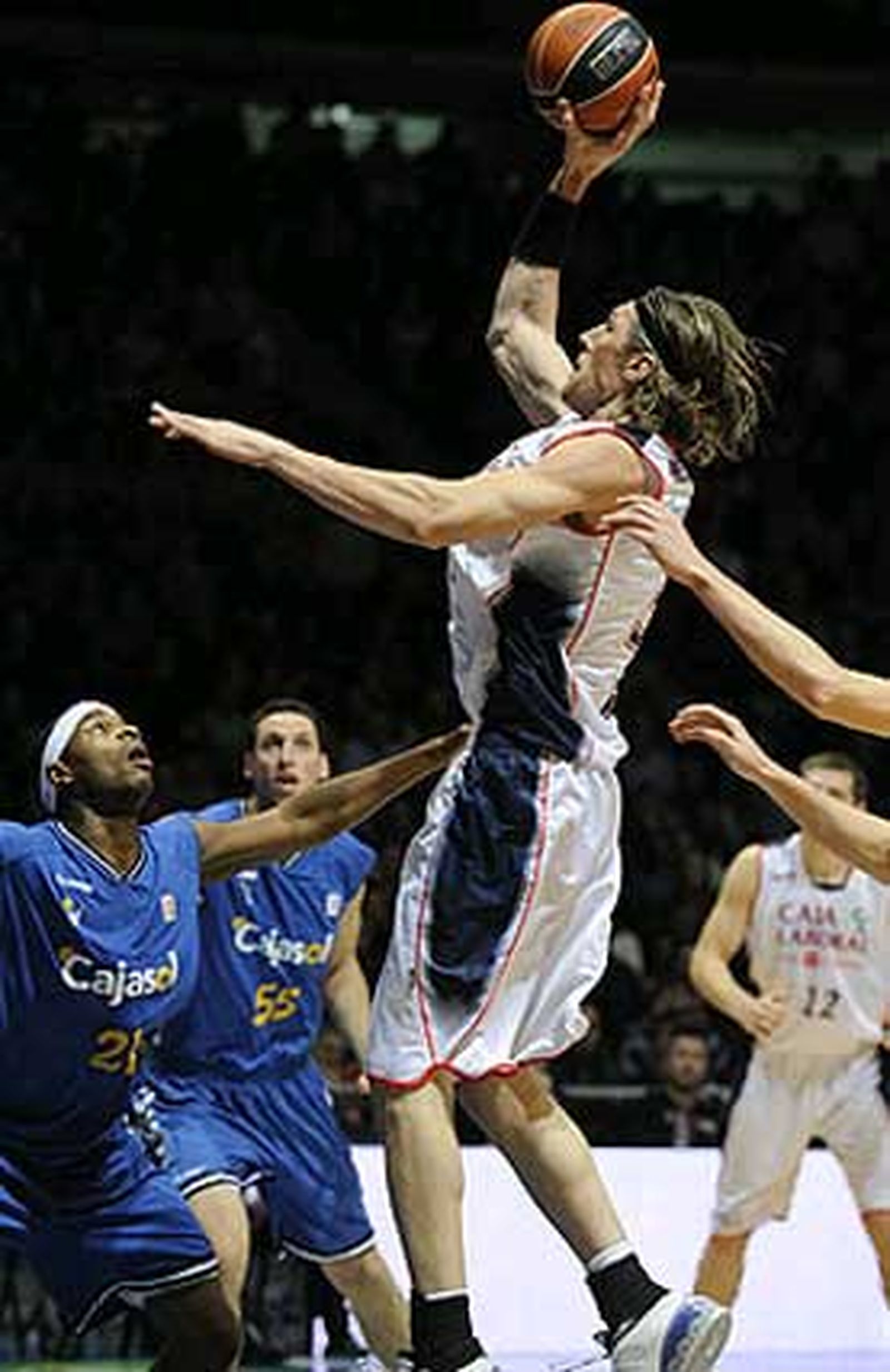 Walter Herrmann del Caja Laboral lanza a una mano.

Foto: ACB Photo / L. González