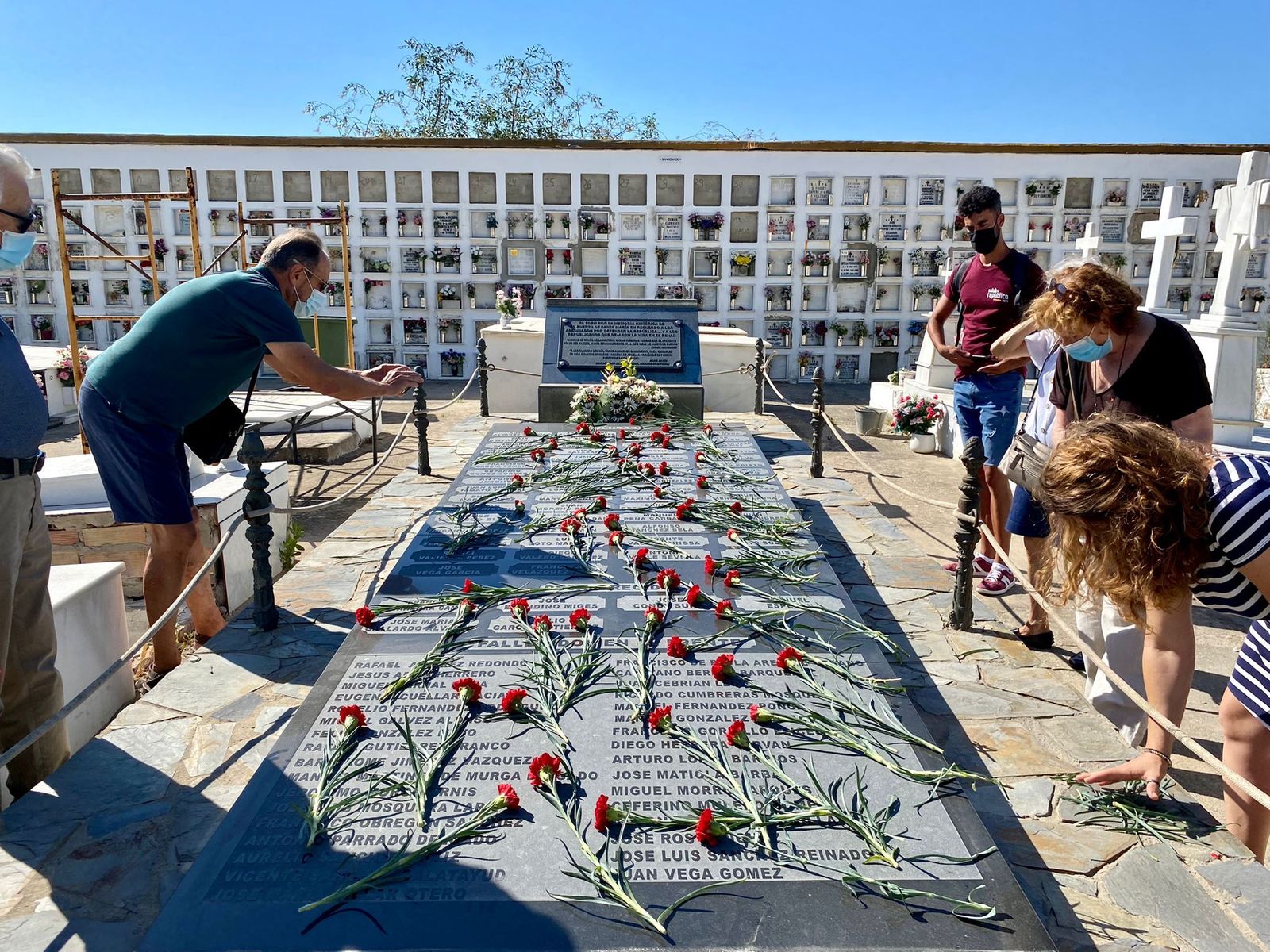 La ofrenda floral realizada en el monumento en memoria de los represaliados.