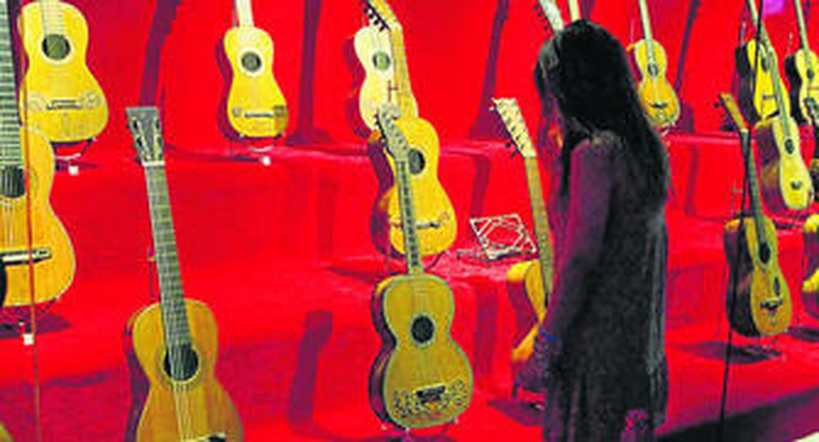 Una visitante contempla varias guitarras expuestas en el Museo de la Música, ayer en Barcelona.