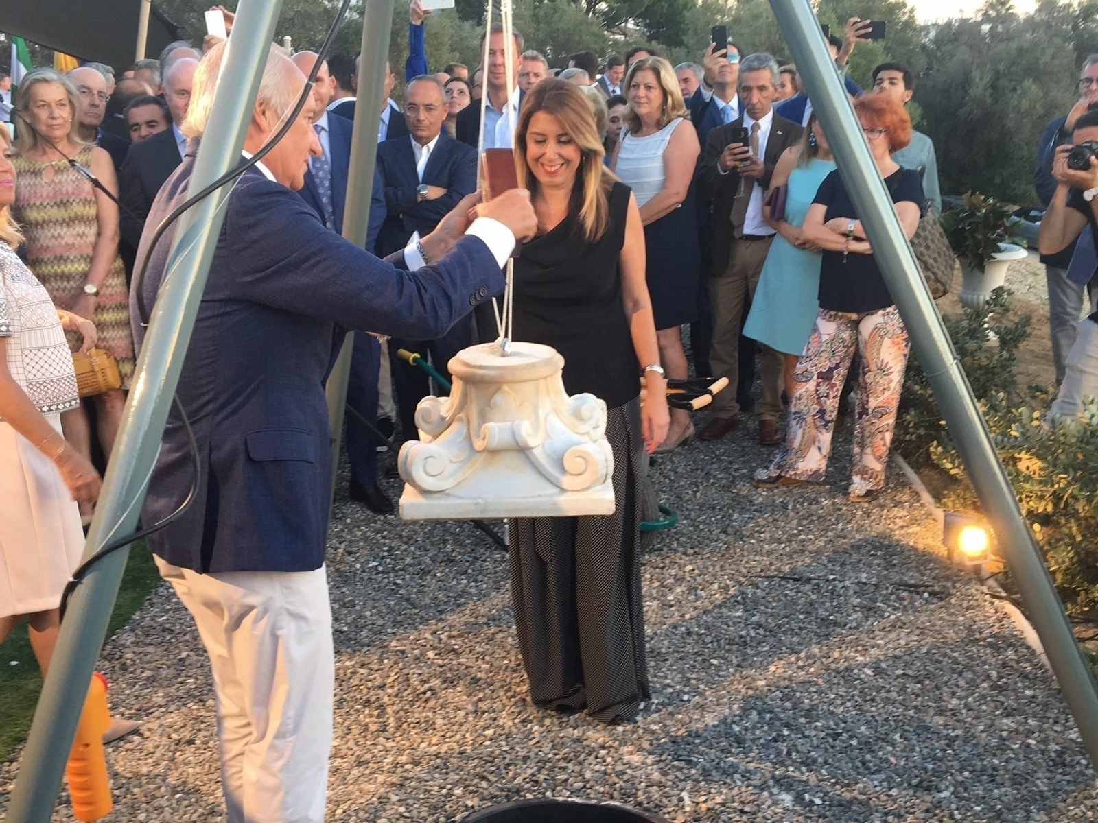 El empresario Ricardo Arranz y la presidenta de la Junta, Susana Díaz, durante la colocación de la primera piedra.