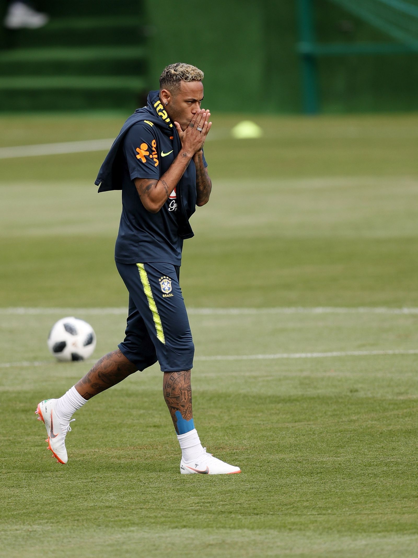 Neymar abandona la sesión de ayer con el fisiotepareuta Bruno Mazziotti.