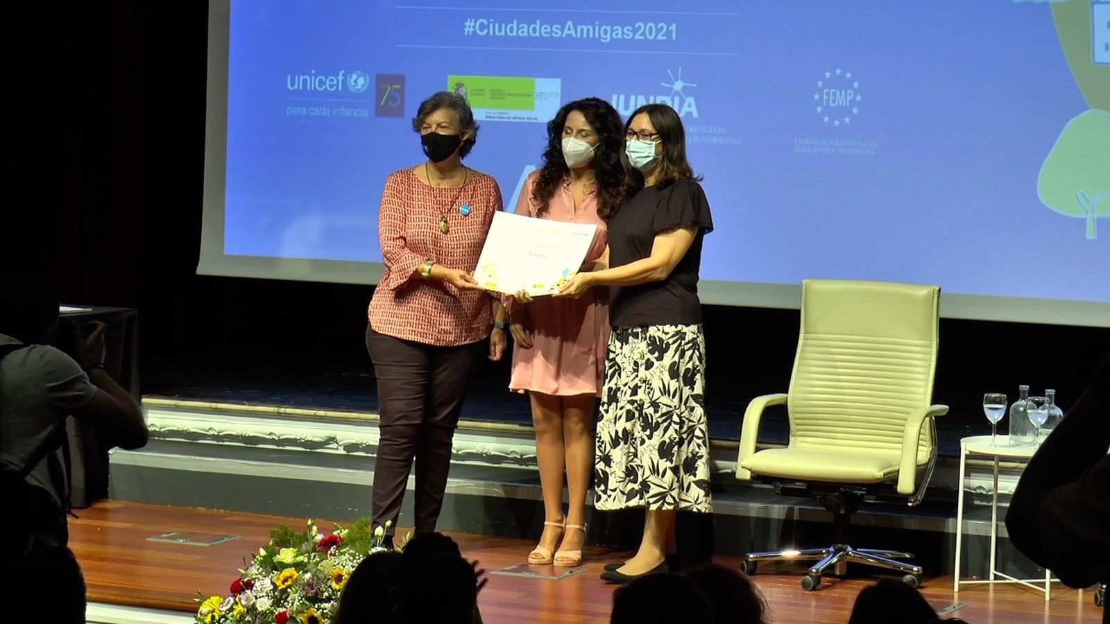 La concejala de Trigueros recogiendo el diploma de reconocimiento.