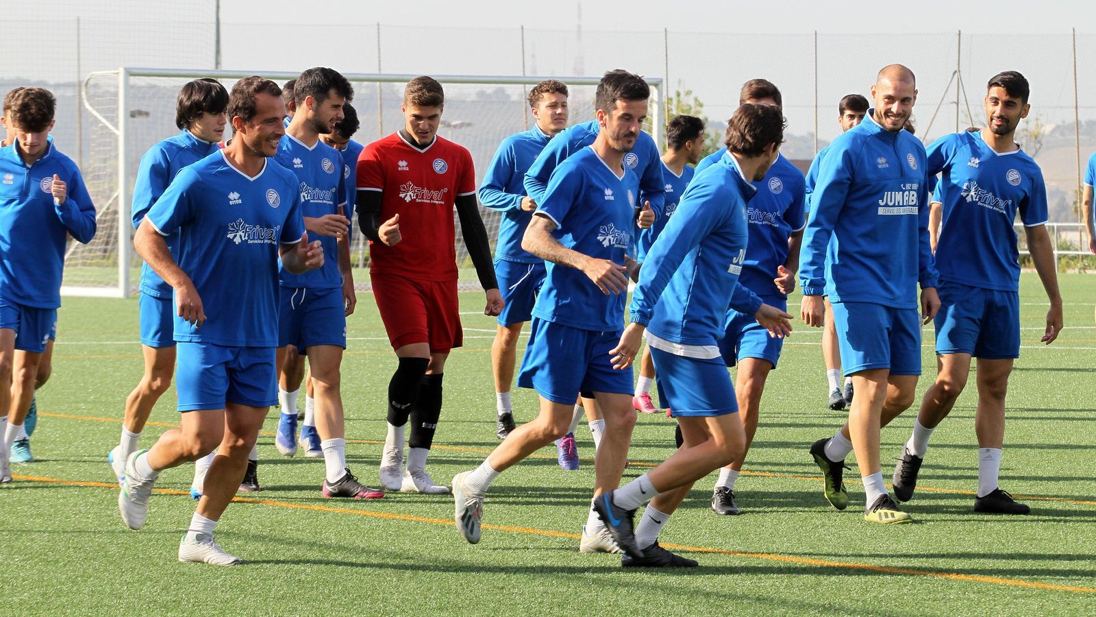 Los jugadores del Xerez DFC, entrenando ayer en Picadueñas.