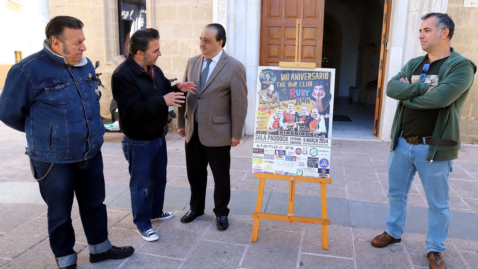 Responsables de The Rock and Roll Club Jerez con el delegado Francisco Zurita