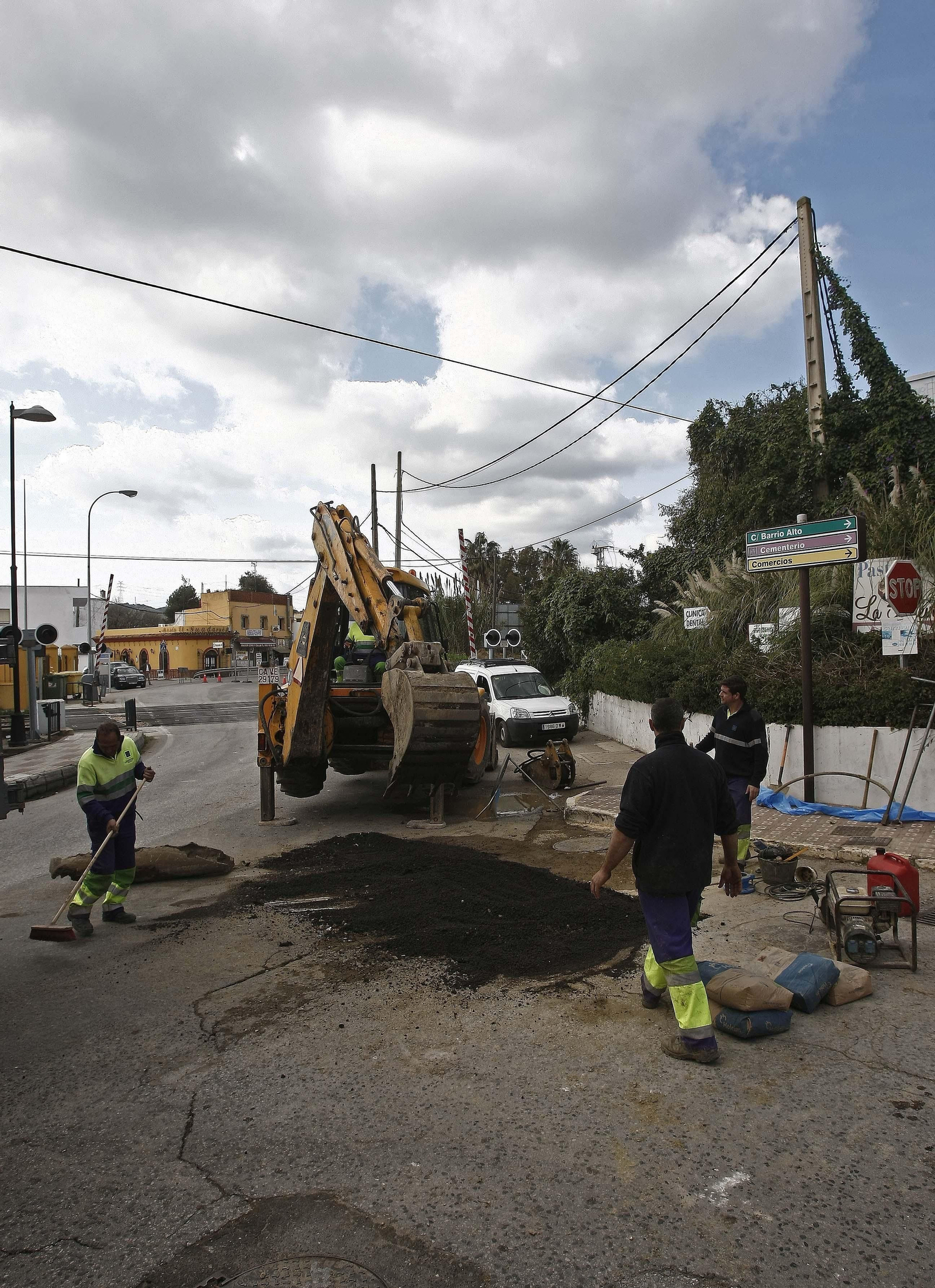 Una cuadrilla de operarios de Arcgisa repara una tubería en una calle de San Roque.