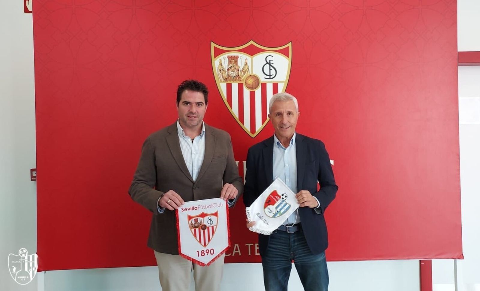 El presidente del Arenas, Fermín Criado, junto al director de cantera sevillista Pablo Blanco.