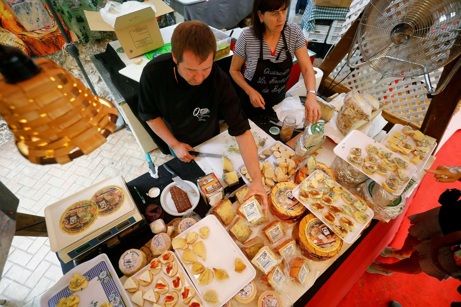 Expositor de la última edición de la Fiesta del Queso de Zuheros.