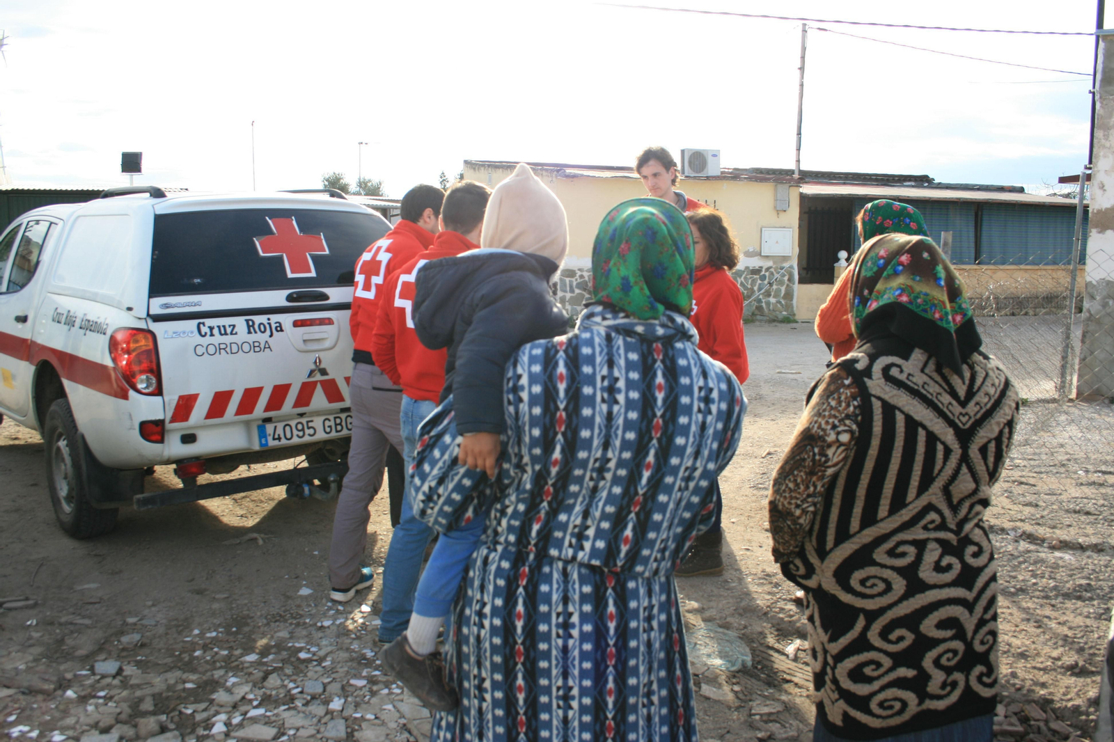 Unos voluntarios asisten a unas mujeres con un niño. Unos voluntarios asisten a unas mujeres con un niño.