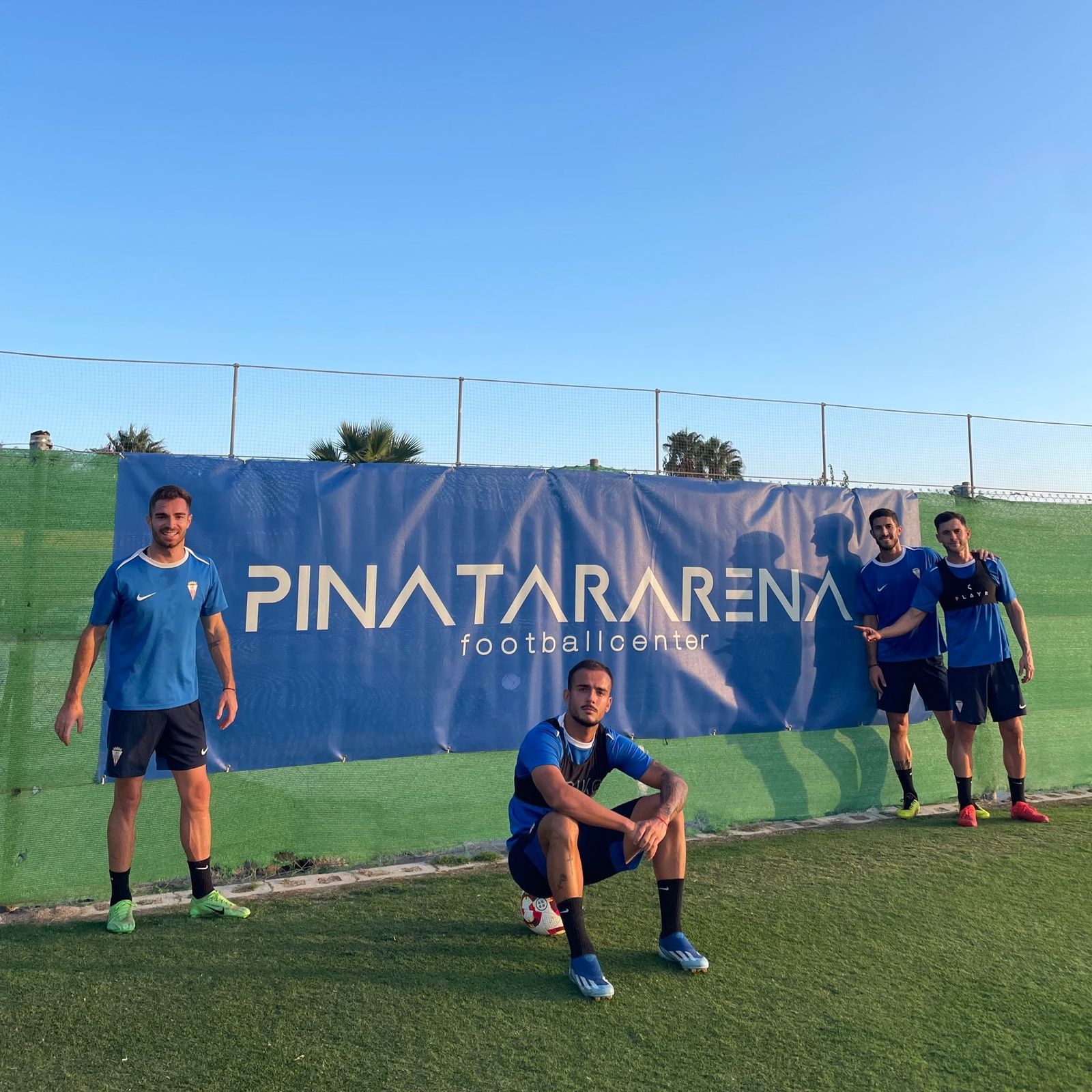 Jugadores del Algeciras en Pinatar Arena, donde se entrenaron este sábado.