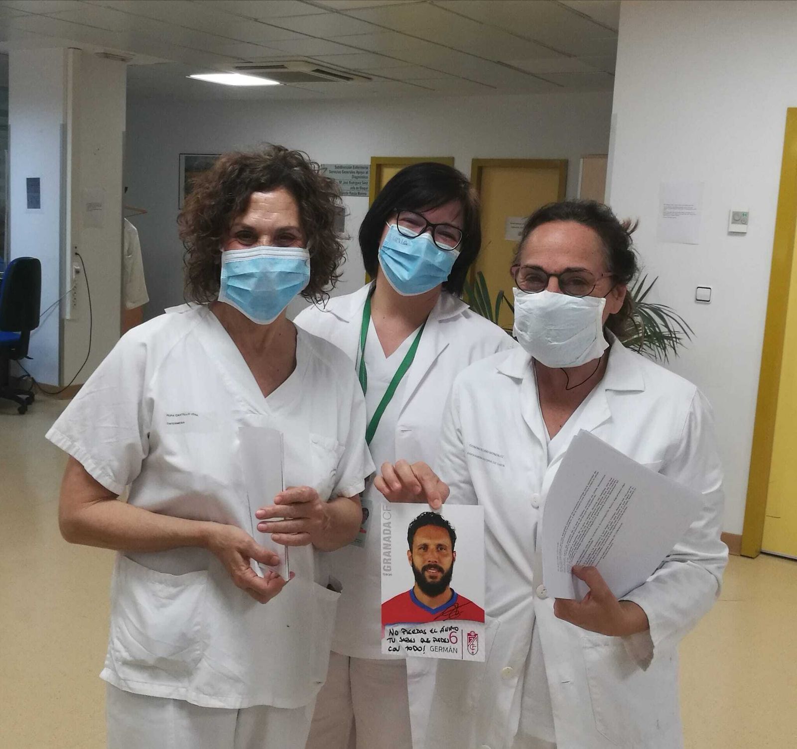 Personal del Virgen de las Nieves, con una de las fotos dedicadas de Germán.