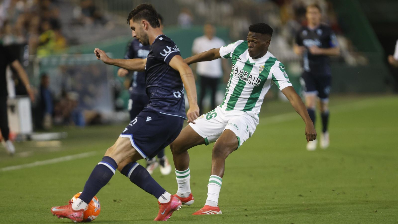 Ntji Tounkara intenta robar el balón el día de su debut oficial con el Córdoba CF. Ntji Tounkara intenta robar el balón el día de su debut oficial con el Córdoba CF.
