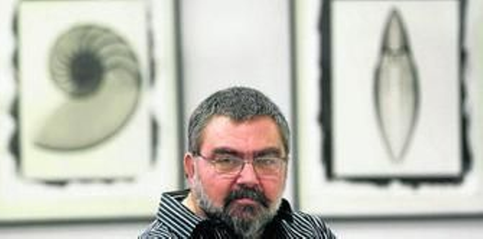 Francisco Fernández, ante dos de sus obras, ayer, en la Facultad de Ciencias.