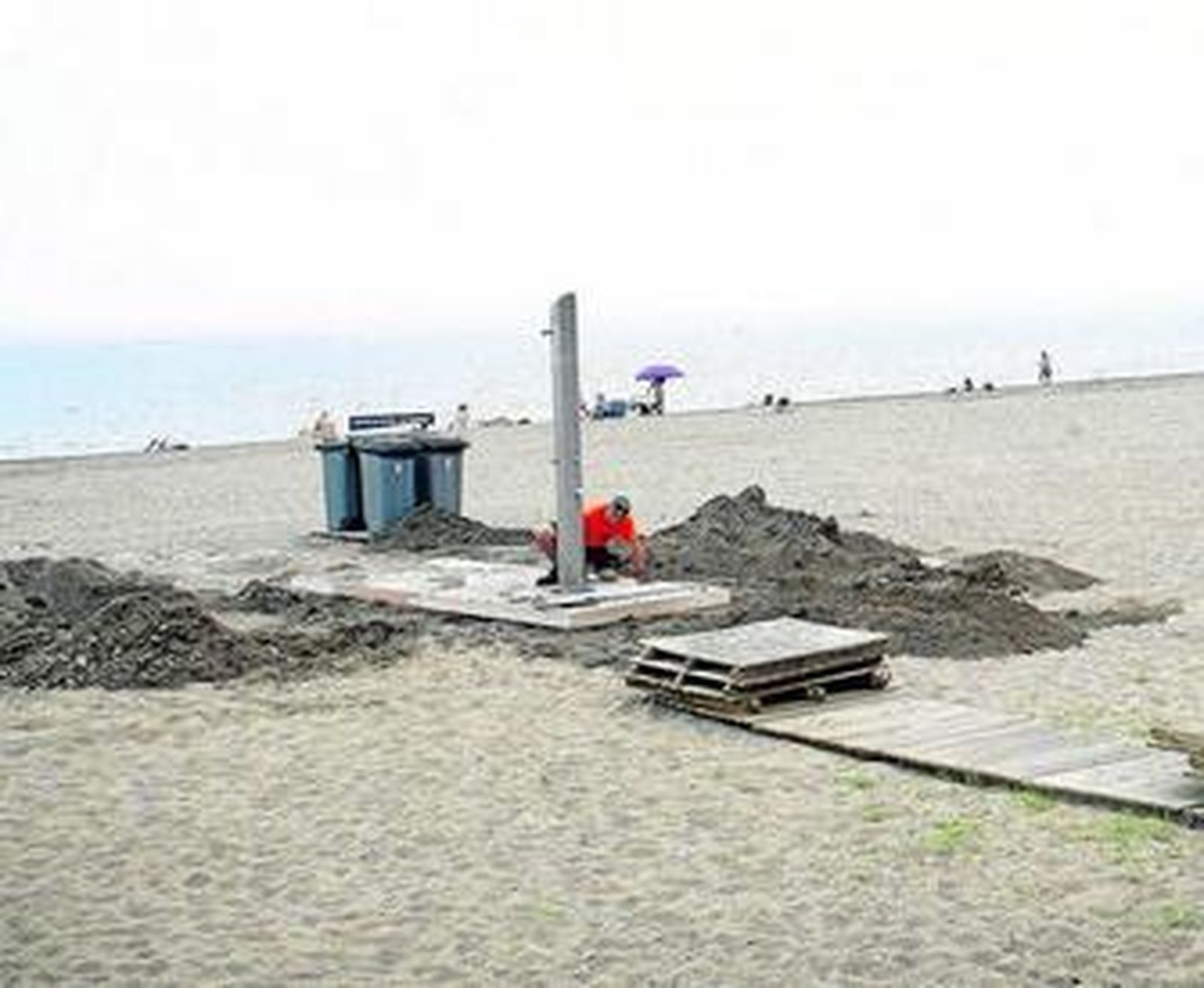 La playa de La Misericordia de la capital se prepara para el inicio del verano.