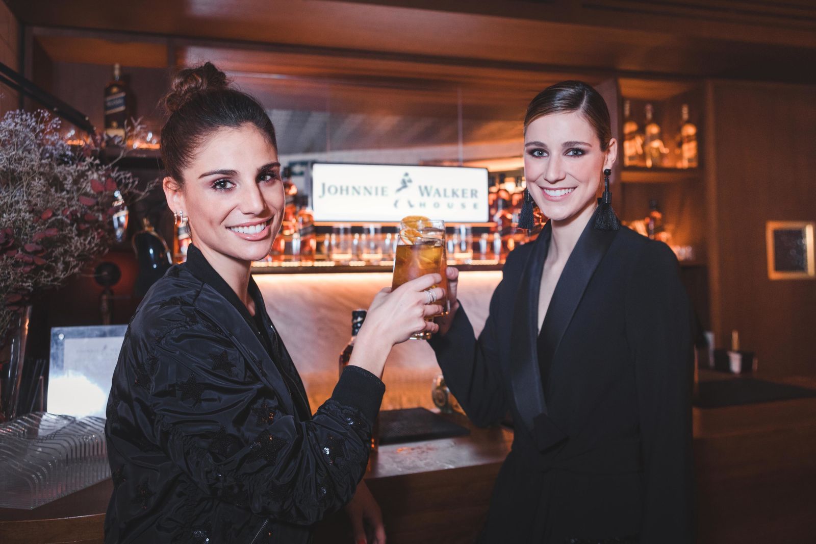 Lucía (izqda.) y María, en la Johnnie Walker House.