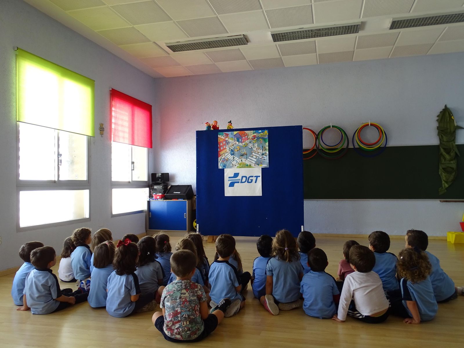 Alumnos del colegio San Felipe Neri siguiendo una representación de guiñoles en un aula.