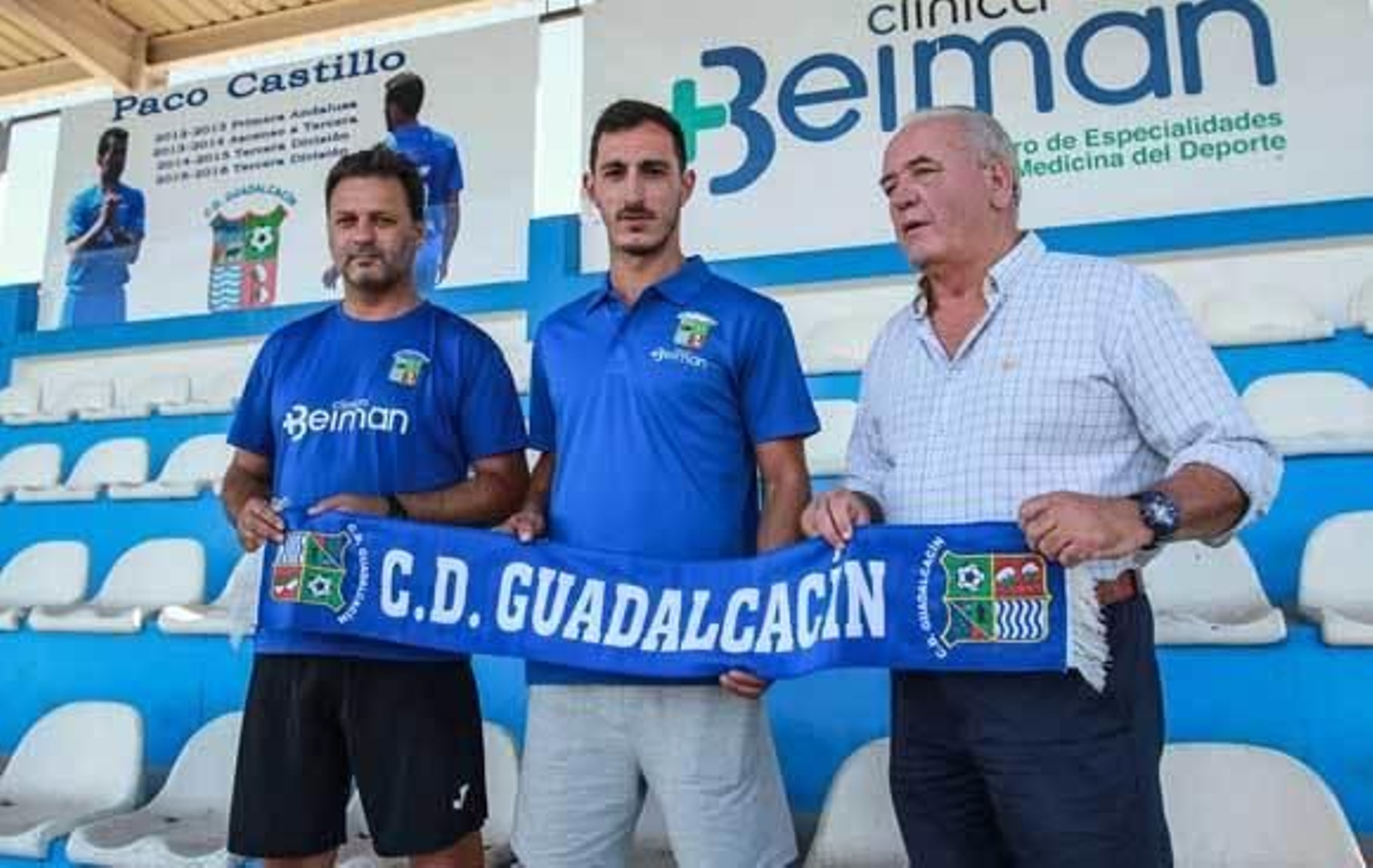 Fran García, entre Manuel Jiménez, presidente del Guada, e Ismael. /José Contreras