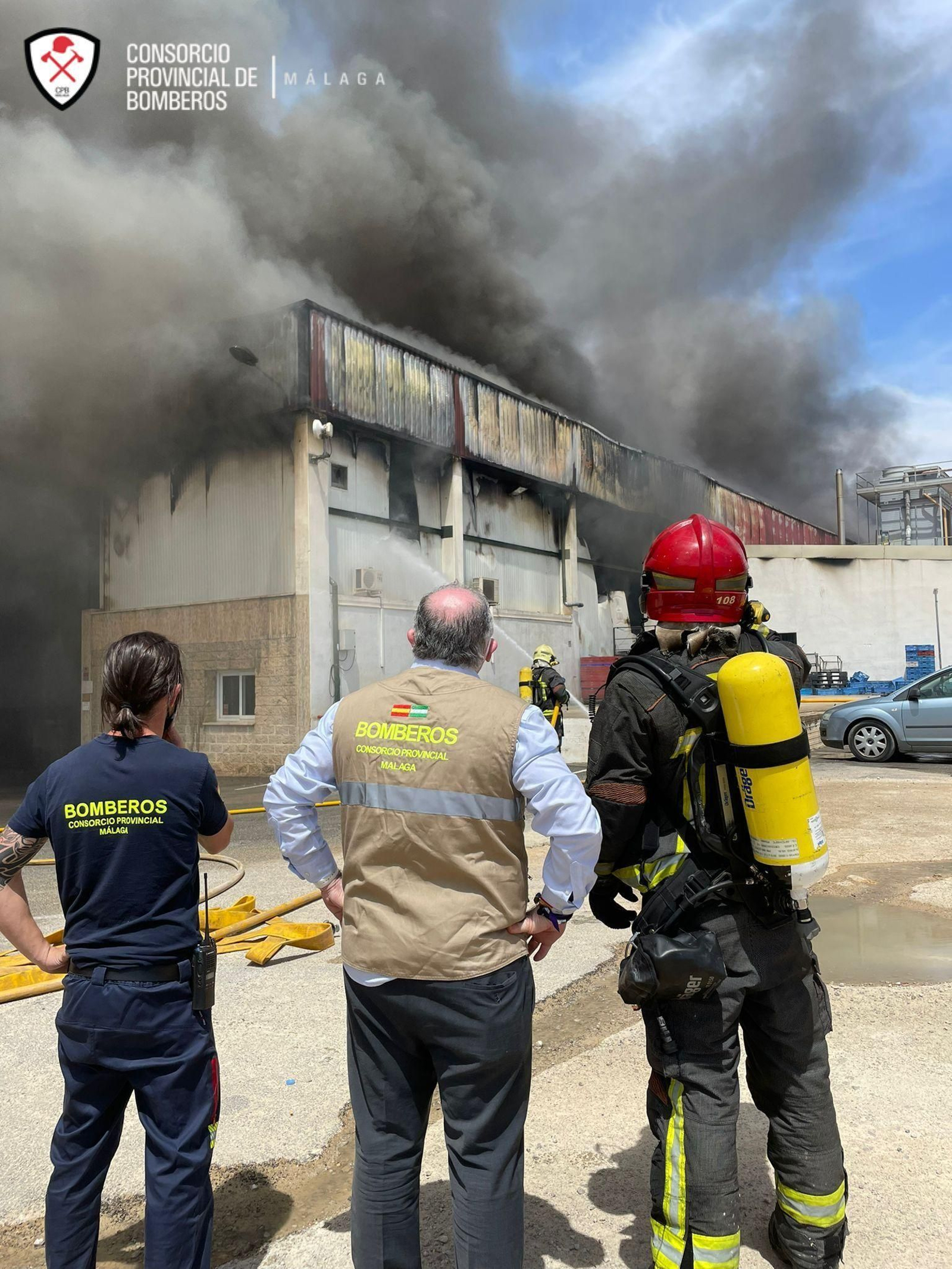 Las fotos del incendio en una nave de productos cárnicos en Humilladero