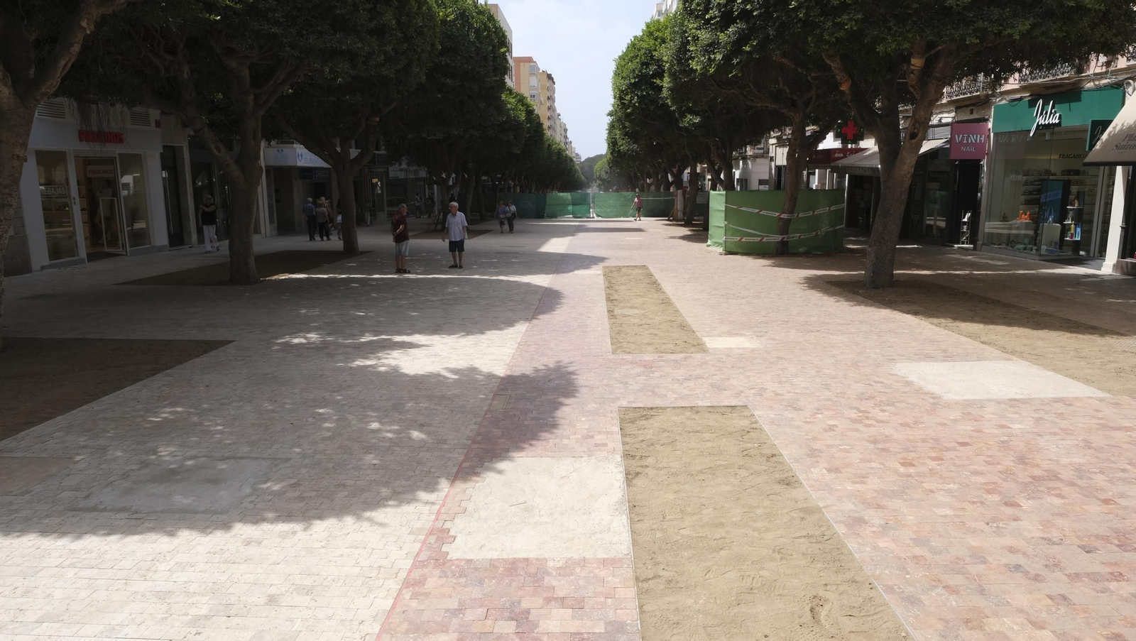 Las obras de peatonalización del Paseo de Almería entran en el turno de noche, en imágenes