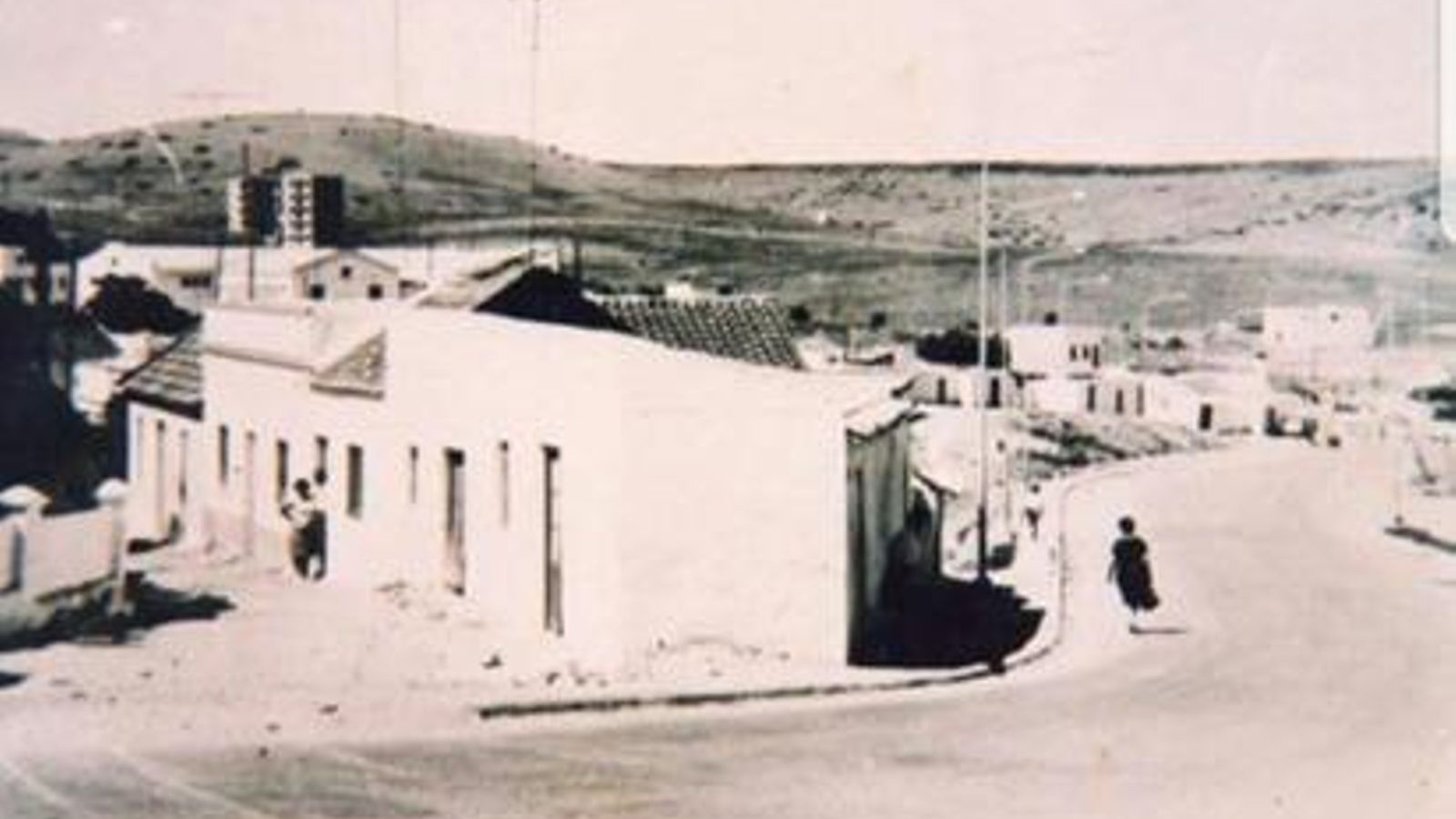 Entrada a la actual Avenida de Ramón Puyol, desde su parte alta. El cambio no puede ser más radical.