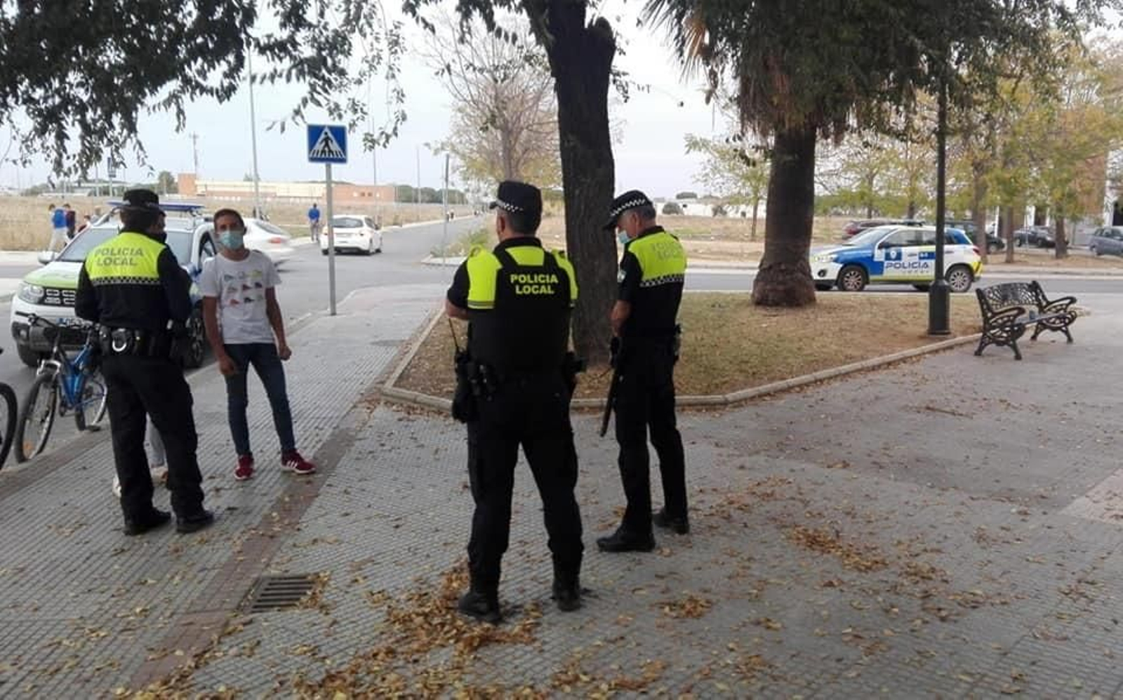 Policías locales de Los Palacios, en un control rutinario en el municipio.