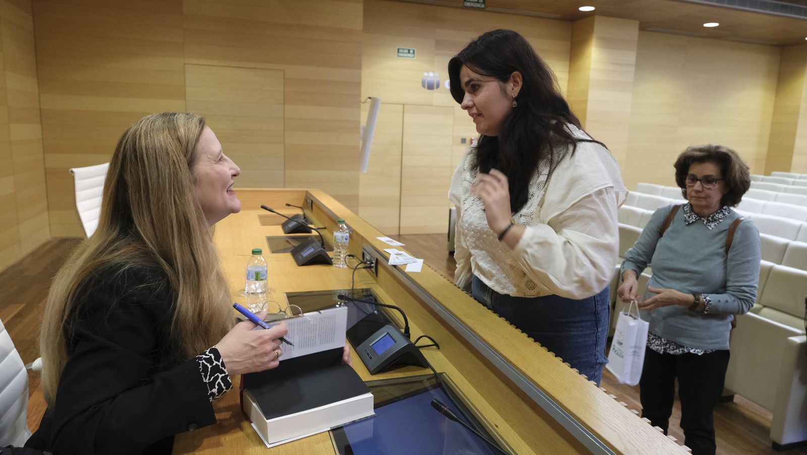 Imágenes del Diario de los Libros con la escritora ganadora del Premio Planeta 2022, Luz Gabás