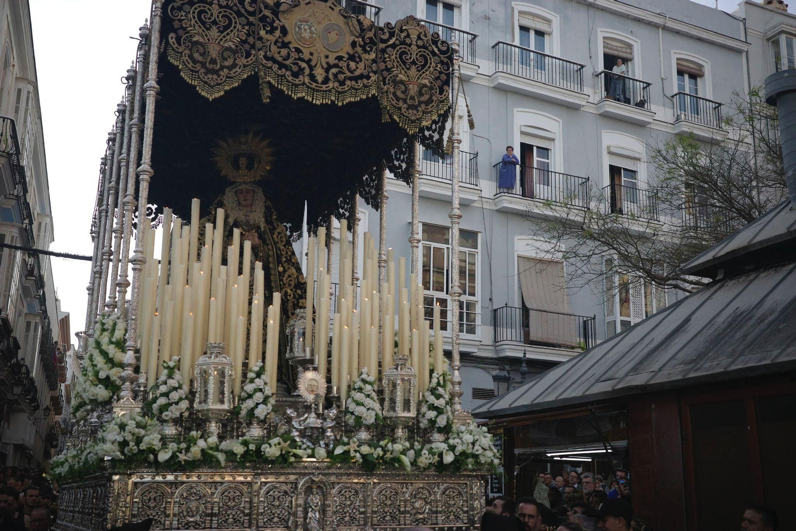 Imágenes de la procesión de la Virgen de los Dolores de Servitas en Cádiz
