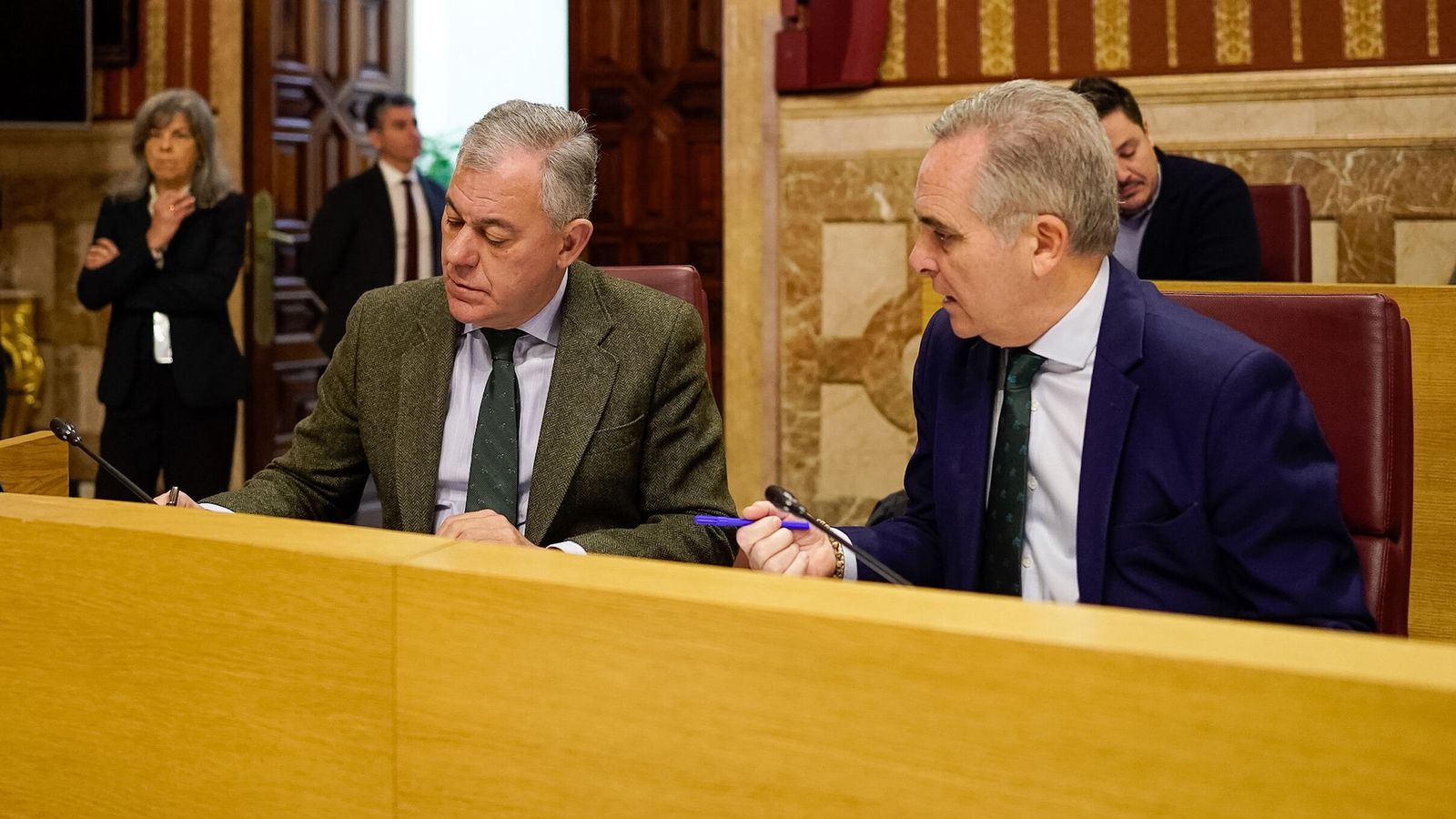El alcalde y el delegado de Hacienda conversan durante el Pleno de la semana pasada.