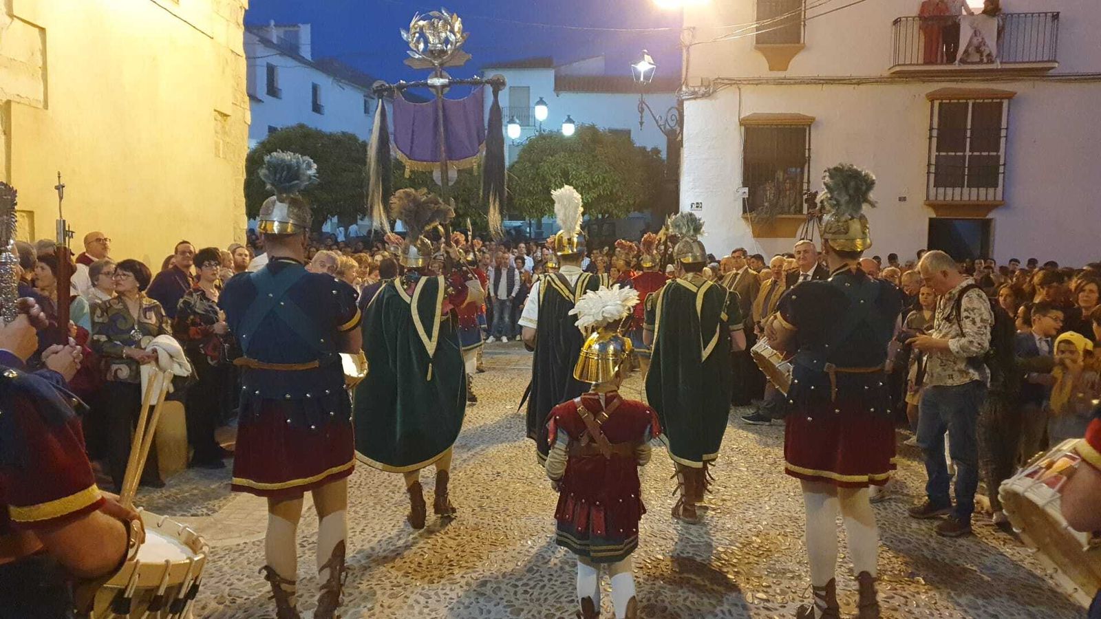 Jueves Santo en Castro del Río: La procesión de la Santa Vera Cruz, en imágenes