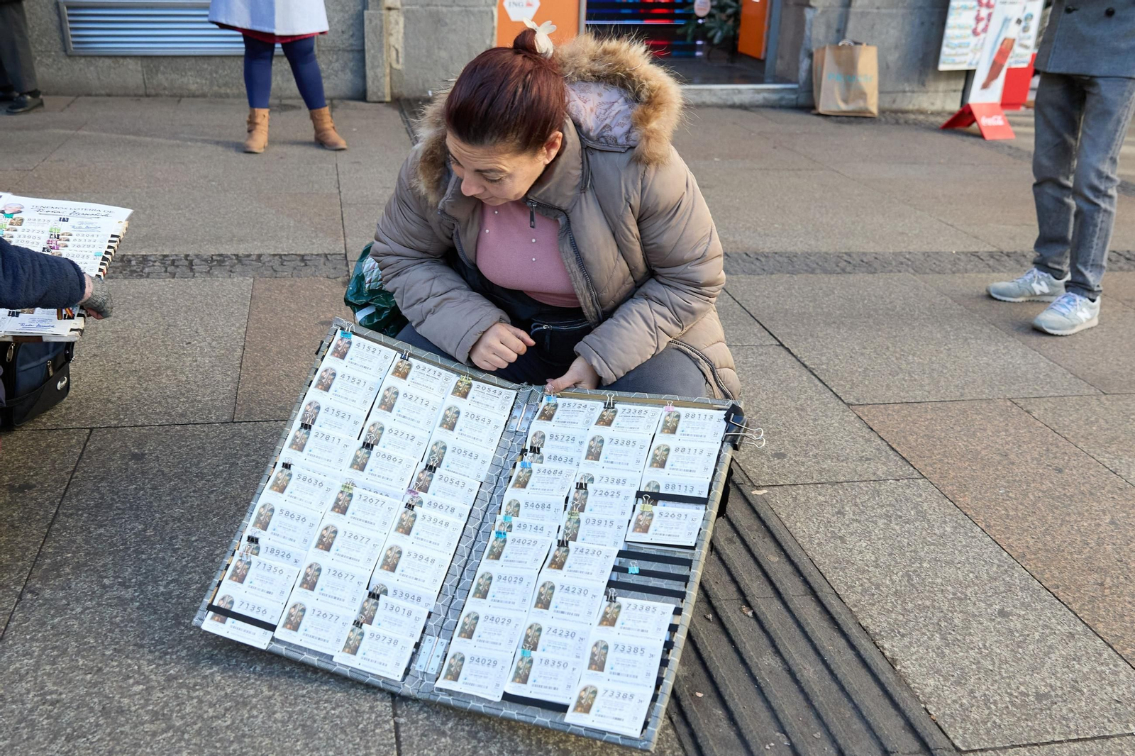 Una mujer vende décimos de cara al Sorteo  de El Niño.