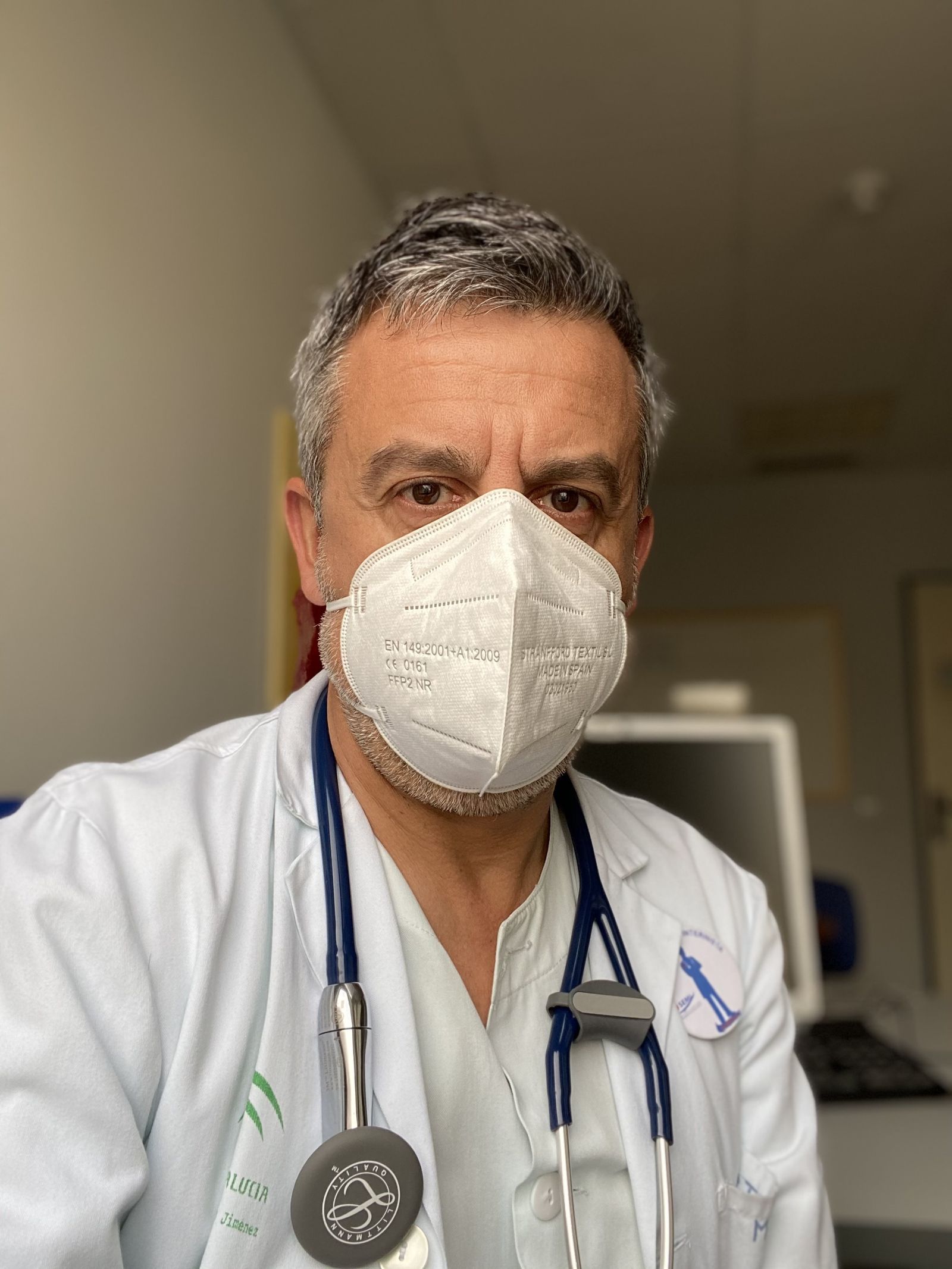 El jefe de sección de Medicina Interna del hospital Juan Ramón Jiménez, Javier Carrasco.