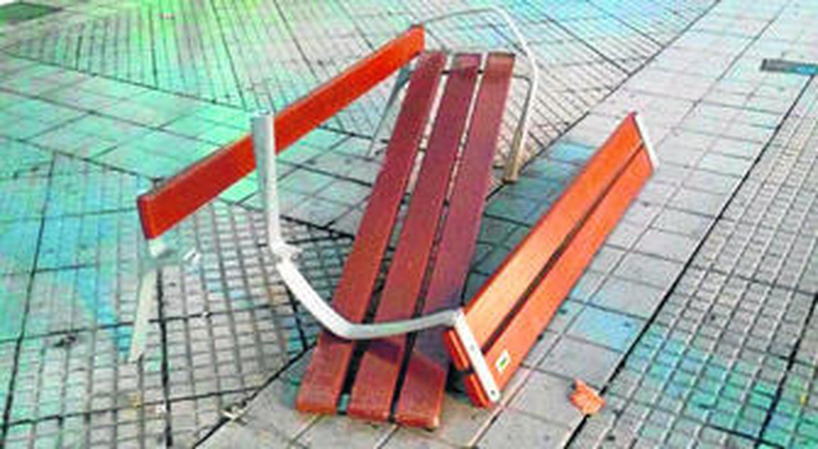 El banco que ha sido destrozado en la avenida de Andalucía.