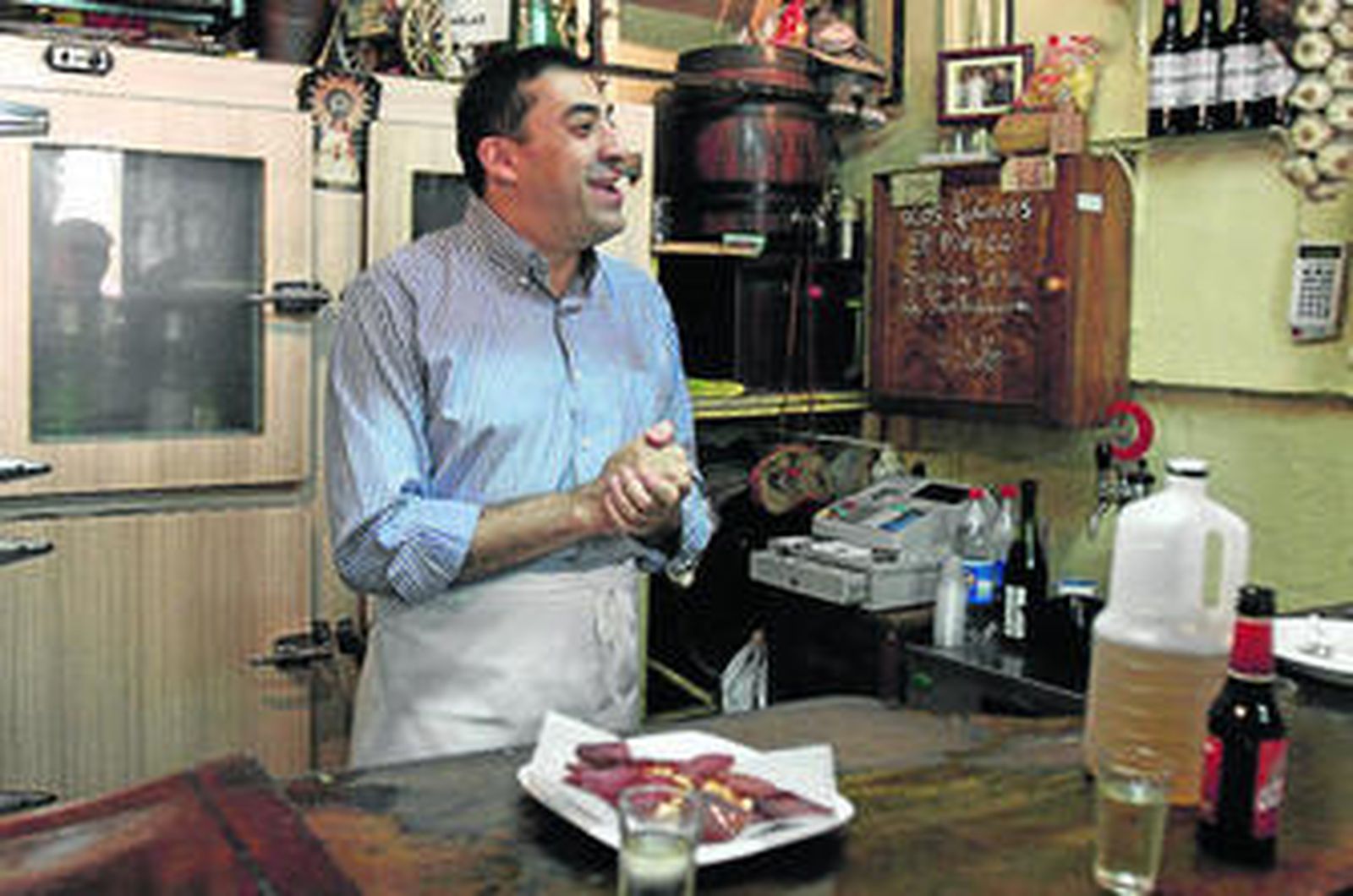 Álvaro Peregil en La Goleta, uno de los bares que regenta en Sevilla, colofón del anuncio de Coca-Cola.