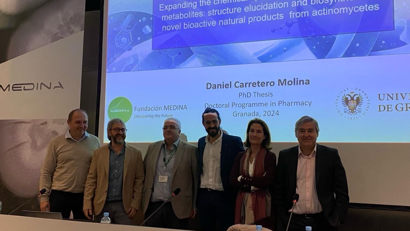 De izquierda a derecha, Thomas Olivier, vocal del tribunal, de la Universidad de Galway; Javier Ortiz; Fernando Reyes; Daniel Carretero; Eva Zubía Mendoza, presidenta del tribunal, de la Universidad de Cádiz; y José Francisco Quílez del Moral, secretario del tribunal, de la Universidad de Granada.