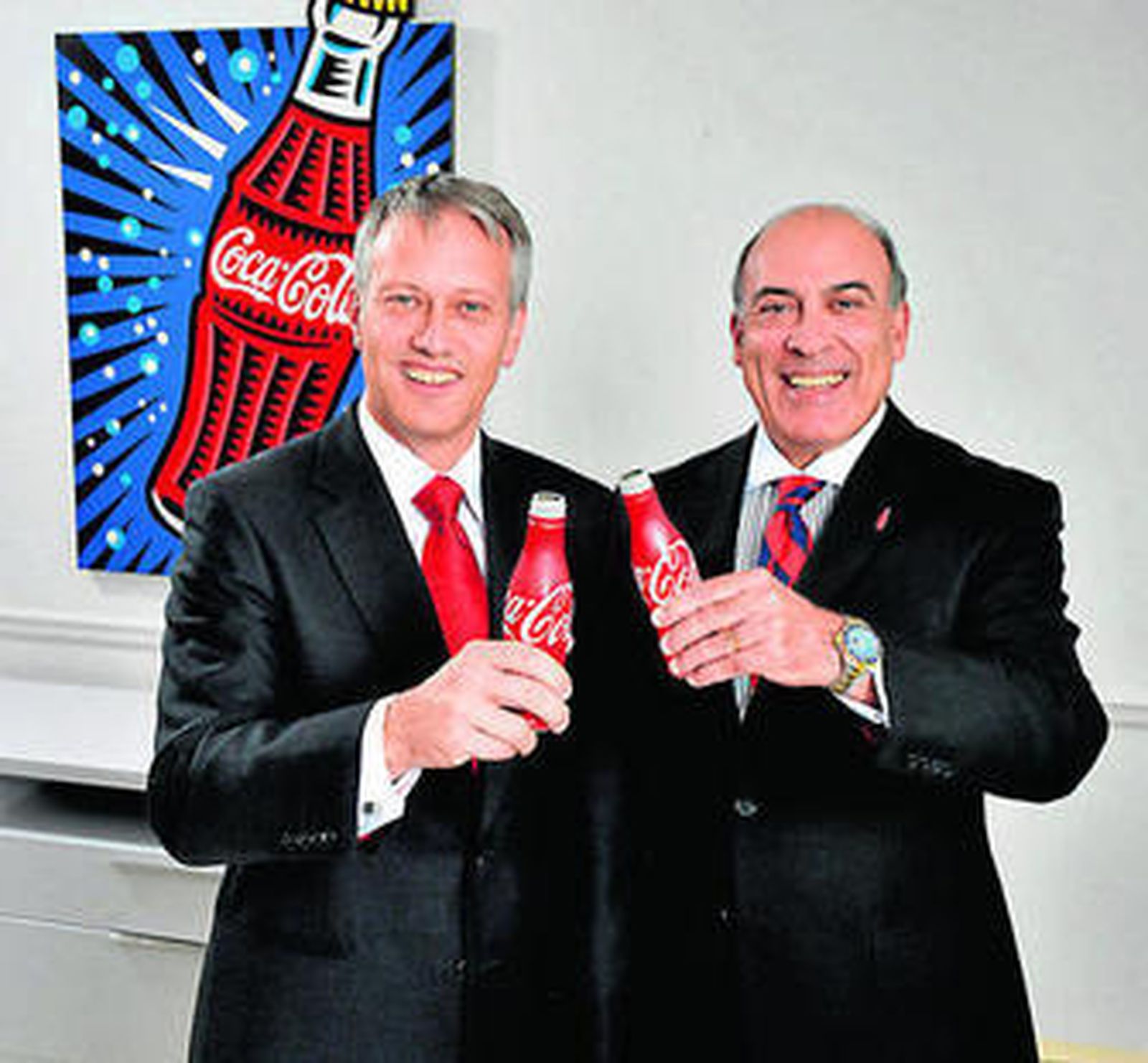 James Quincey, presidente de Coca-Cola, brinda con Muhtar Kent, consejero delegado.