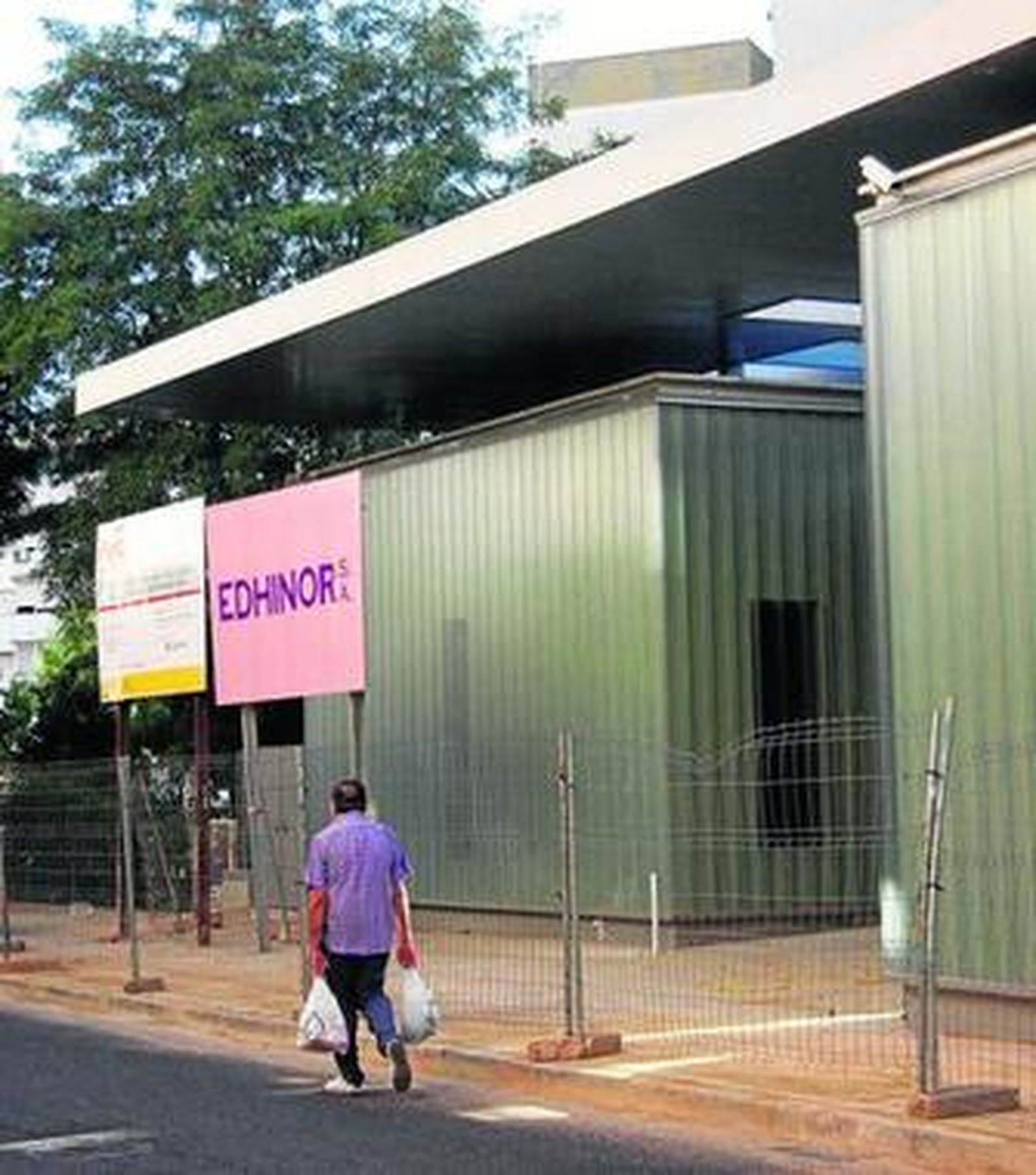 Un hombre pasa junto a las obras de la comisaría de la Macarena, ayer por la tarde.