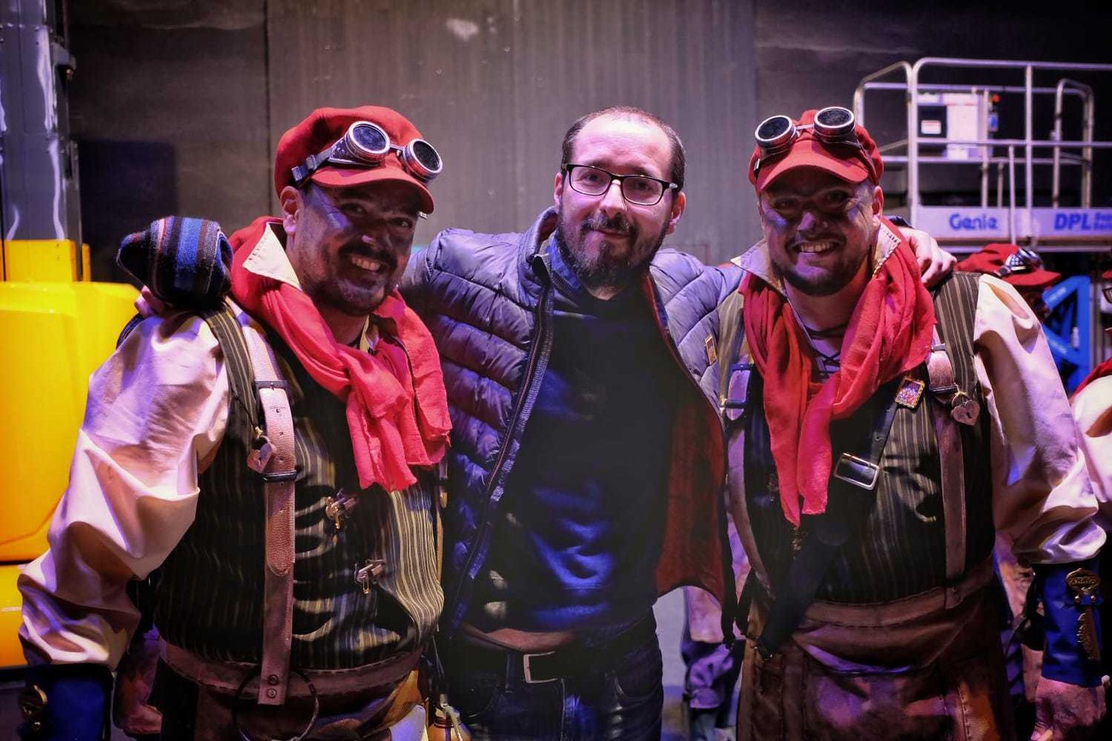 Marcos Antonio Nogueroles posa con dos componentes de su comparsa 'La Llave'.