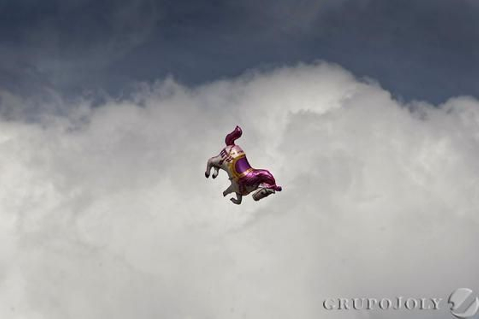 Las autoridades locales coronan a las reinas infantil y juvenil, María Jiménez y Marta Cabello

Foto: Erasmo Fenoy