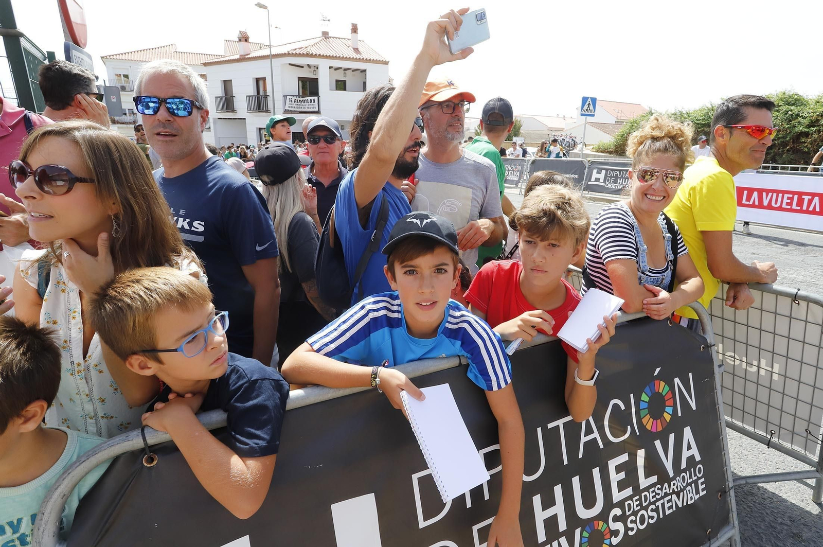 Imágenes de la Vuelta Ciclista a España en su salida desde Aracena en la 17ª etapa