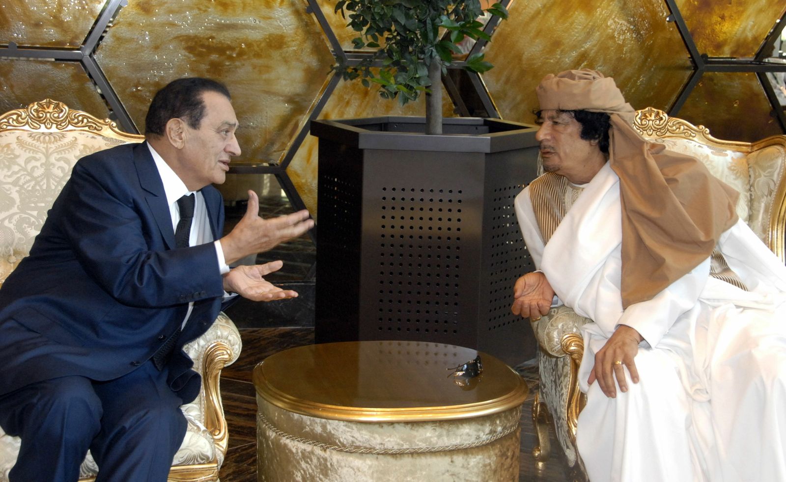 Hosni Mubarak (izquierda) conversa con el ex líder libio Muamar el Gadafi en Trípoli en 2010.