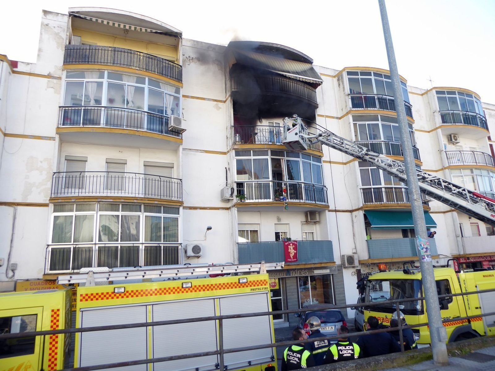 Imágenes del incendio de un piso en la avenida de Arcos