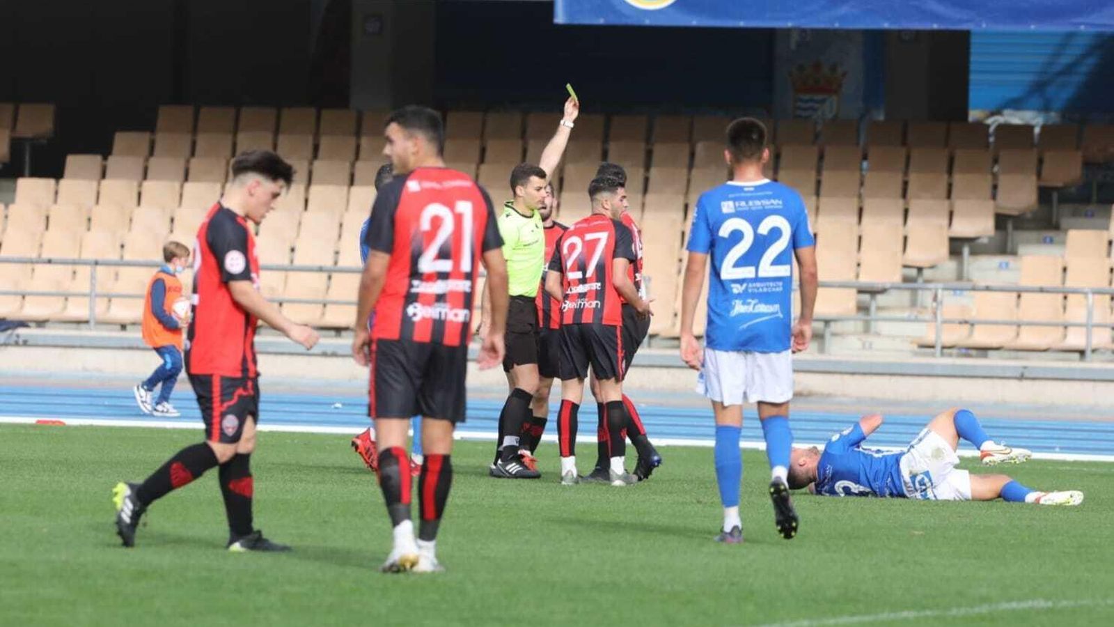 Caballero Caballero, horrible, amonesta a Bucarat, que lesionó a David León.