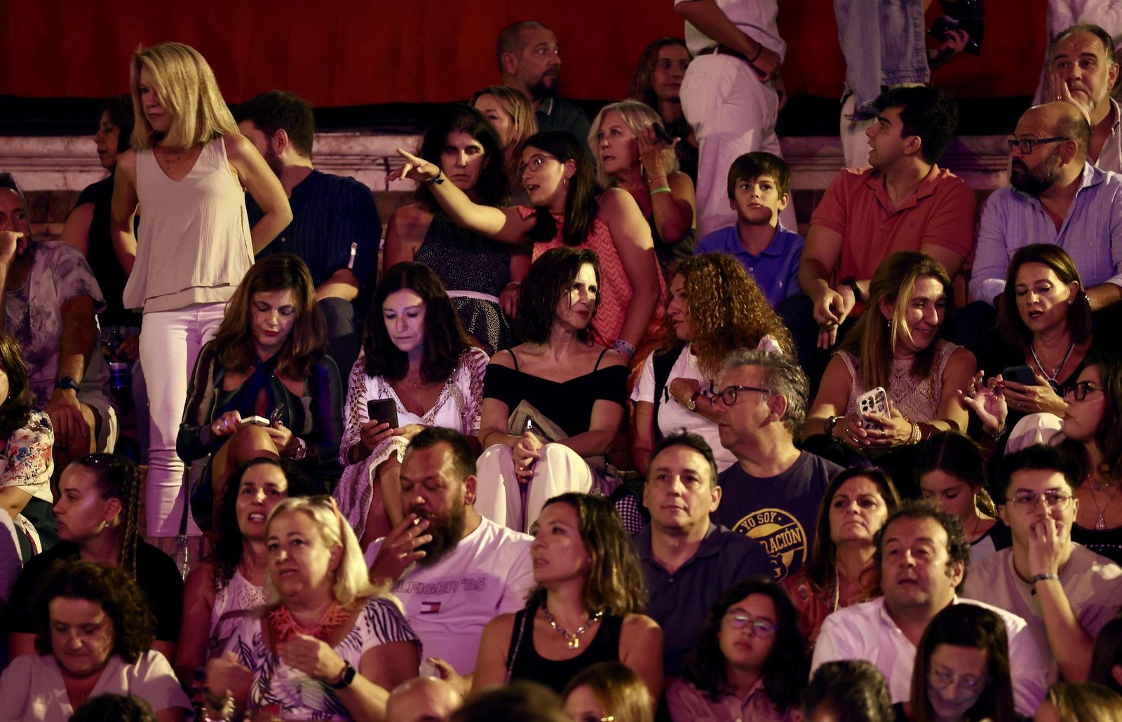 Búscate en el concierto de Hombres G