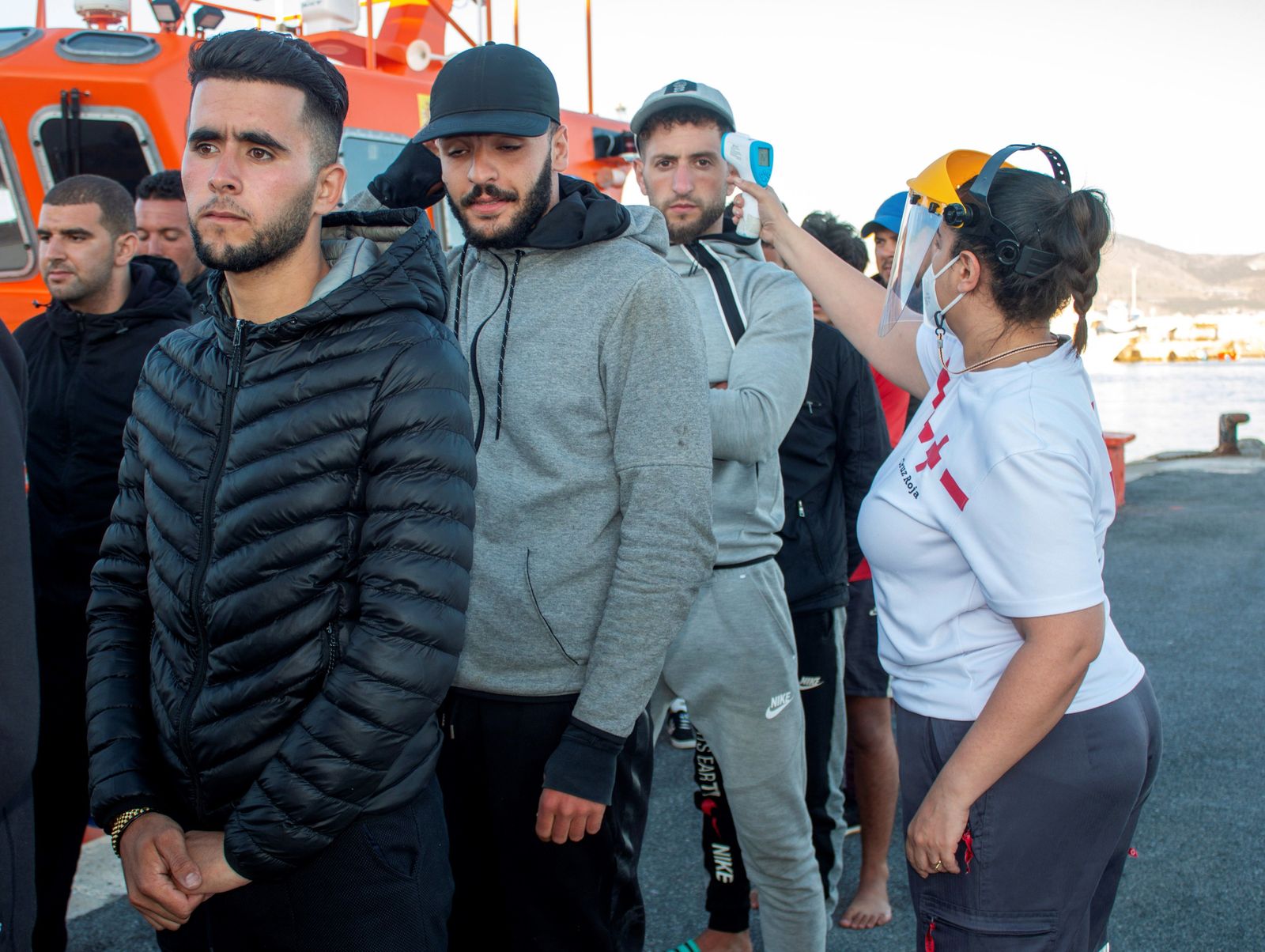 Llegada de migrantes a Motril este sábado.