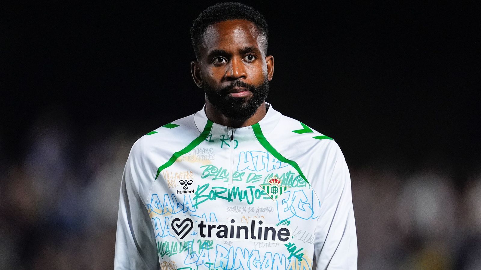 Cedric Bakambu en un calentamiento con el Betis