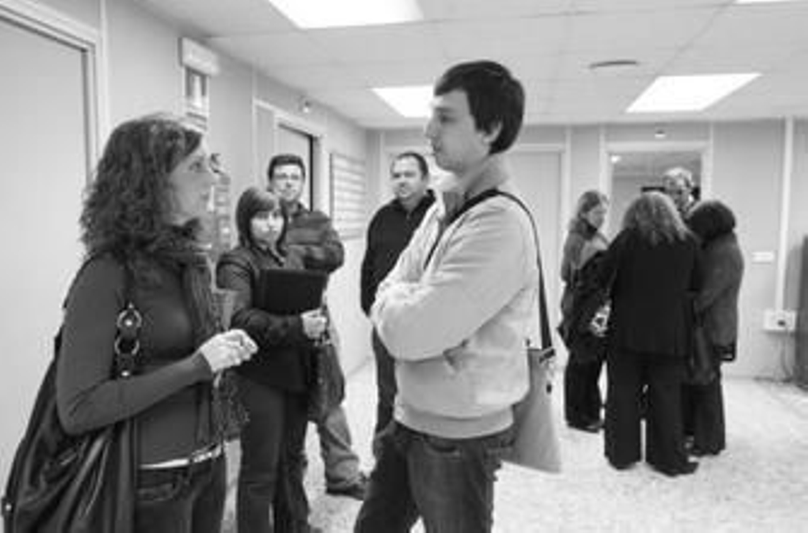 Representantes sindicales y responsables de la empresa, ayer momentos antes de sentarse en el Sercla.