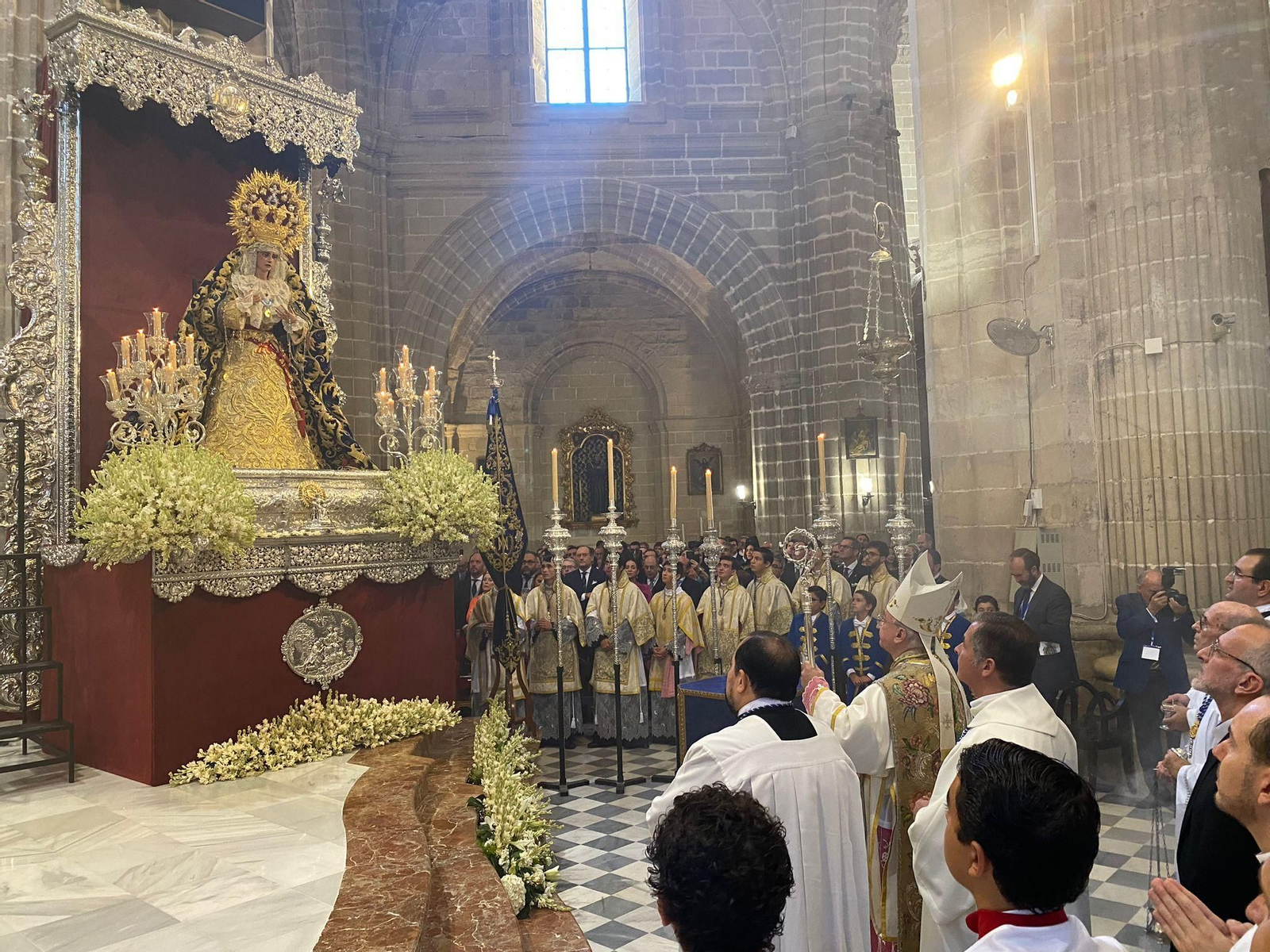 Imágenes de la coronación de la Estrella en la Catedral de Jerez